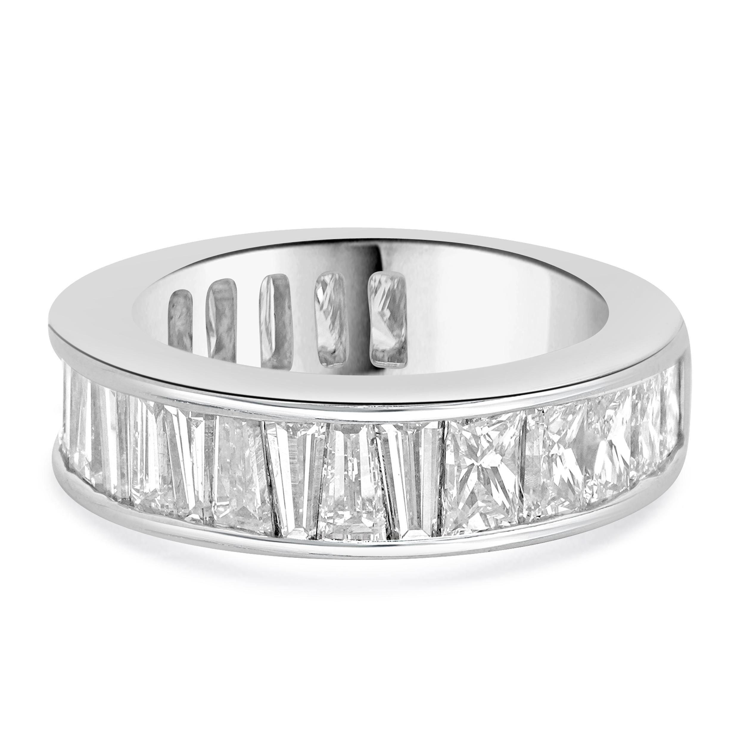 Taglio princess Fascia di diamanti con taglio personalizzato incastonati a canale in oro bianco 18 carati in vendita