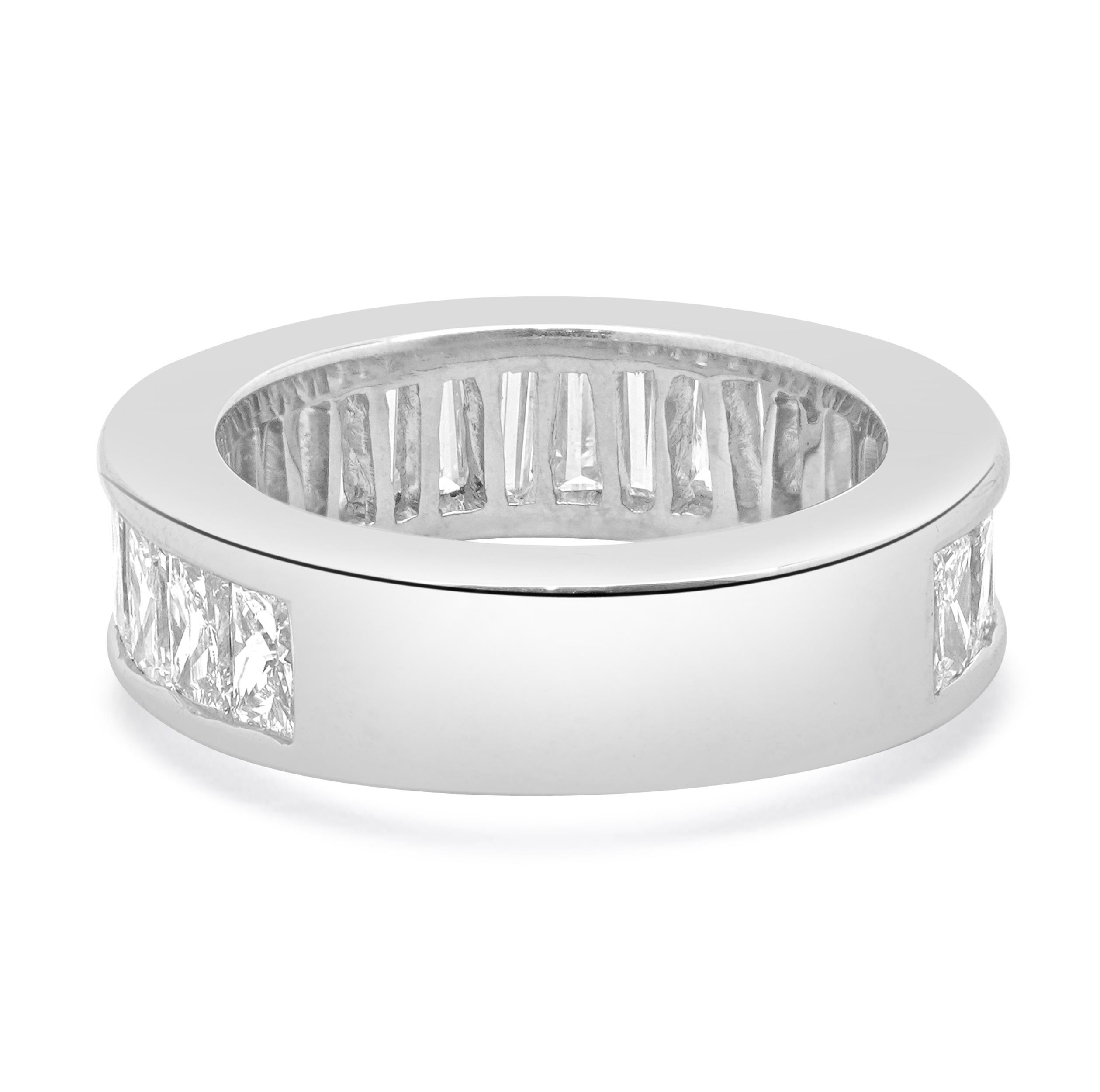 Fascia di diamanti con taglio personalizzato incastonati a canale in oro bianco 18 carati In condizioni ottime in vendita a Scottsdale, AZ
