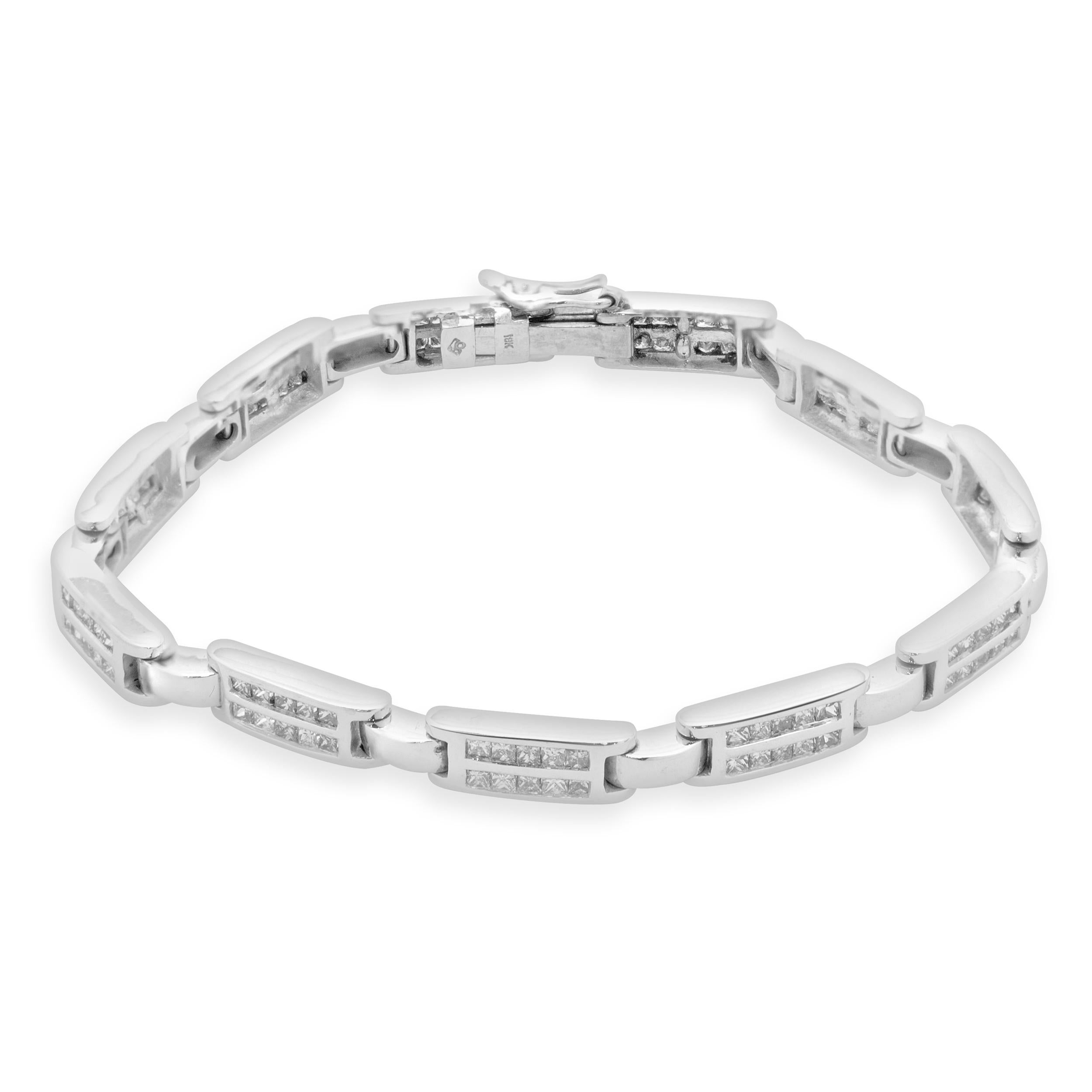 Designer: Sonderanfertigung
MATERIAL: 18K Weißgold
Diamant: 110 Prinzessinnenschliff = 2,20cttw
Farbe: J
Klarheit: SI2-I1
Abmessungen: Das Armband passt an ein Handgelenk von bis zu 7 Zoll
Gewicht: 17,67 Gramm