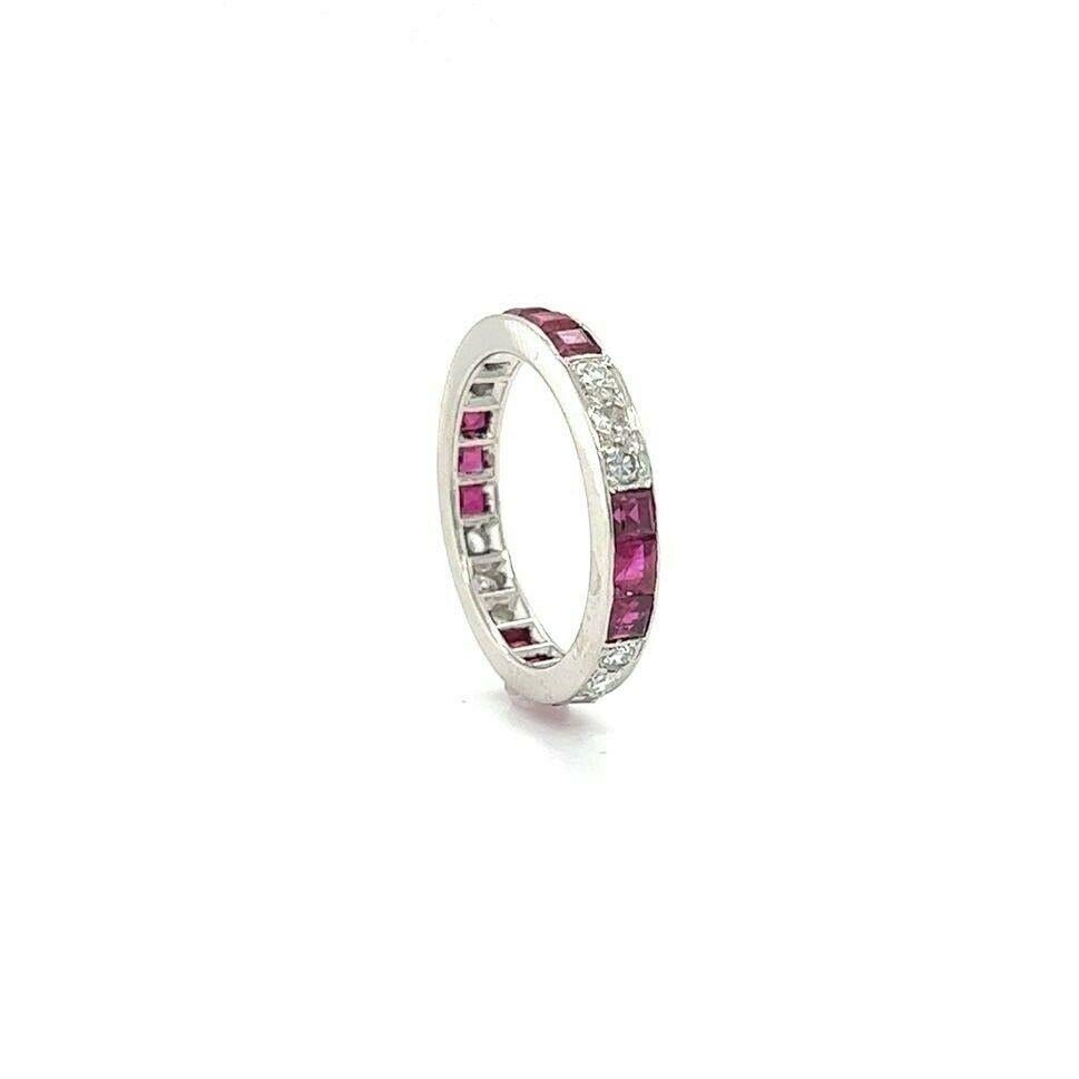 18 Karat Weißgold Eternity-Ring mit Rubin und Diamant in Kanalfassung (Carréschliff)