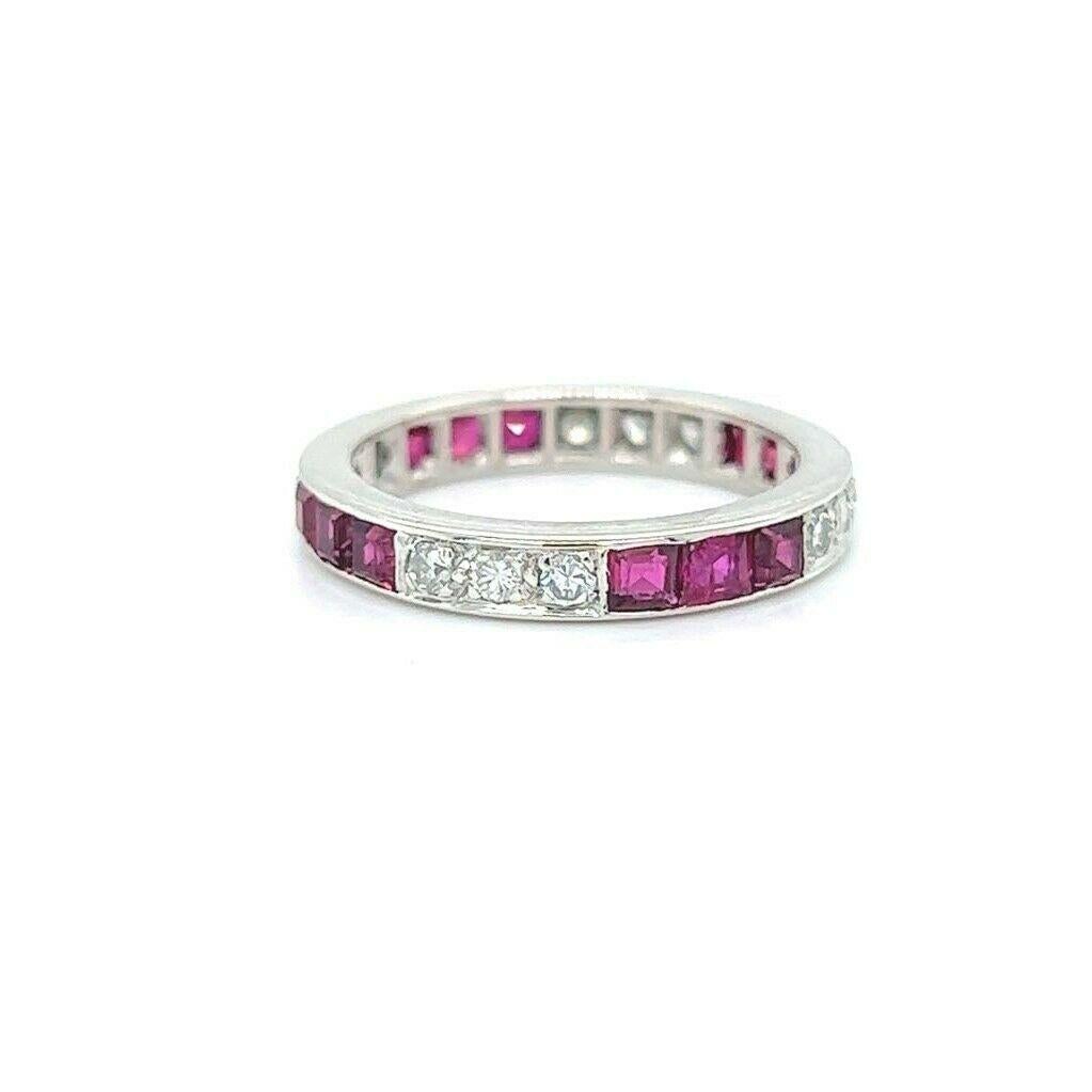 18 Karat Weißgold Eternity-Ring mit Rubin und Diamant in Kanalfassung im Zustand „Gut“ in Guilford, CT
