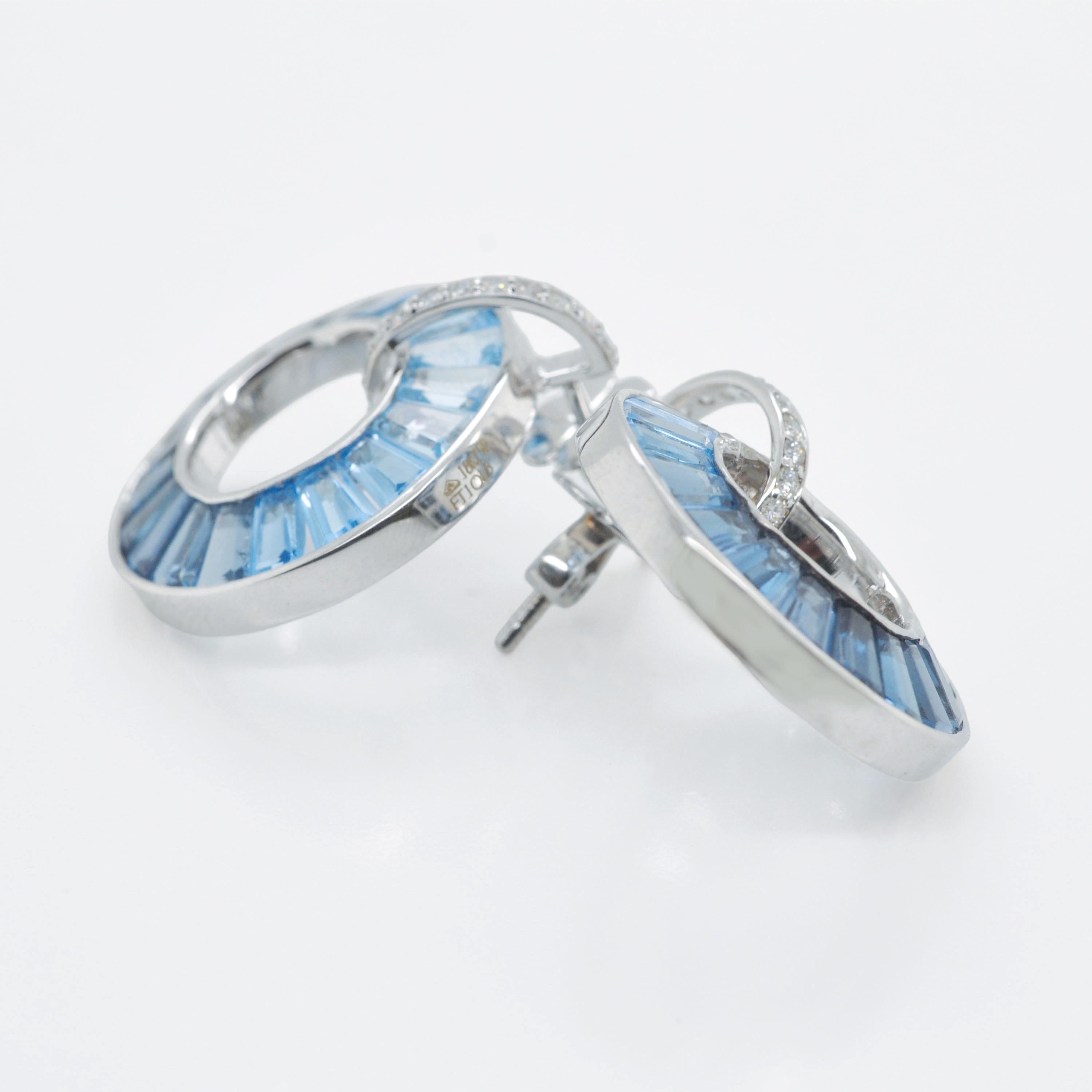 Boucles d'oreilles en or blanc 18 carats avec topaze bleue taillée en canal et diamants en vente 4