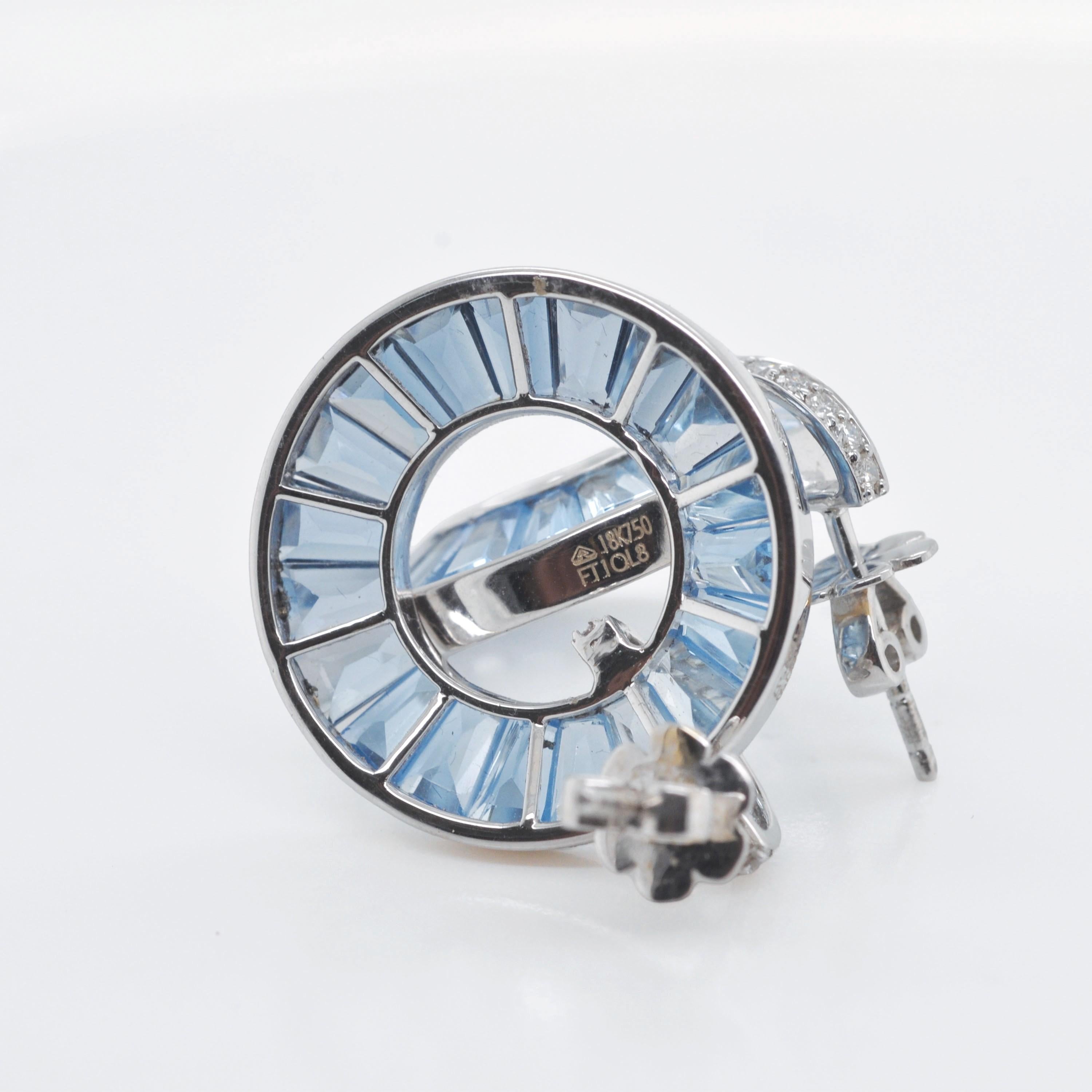 Boucles d'oreilles en or blanc 18 carats avec topaze bleue taillée en canal et diamants en vente 5