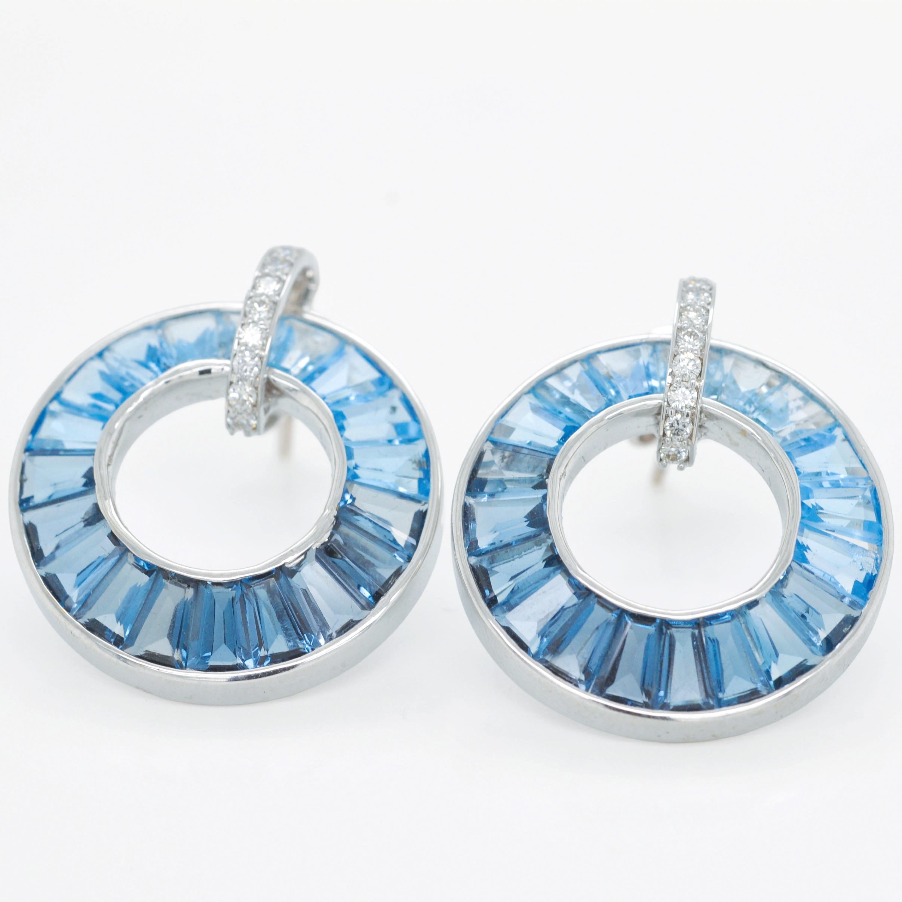 Boucles d'oreilles en or blanc 18 carats avec topaze bleue taillée en canal et diamants en vente 1
