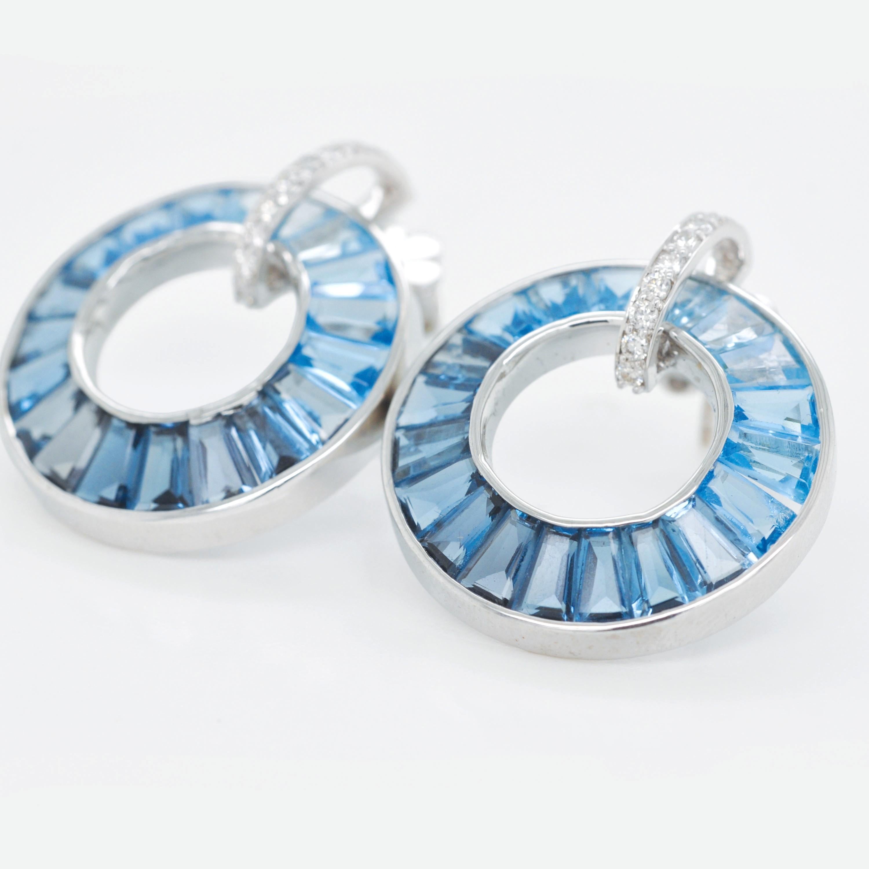 Boucles d'oreilles en or blanc 18 carats avec topaze bleue taillée en canal et diamants en vente 2