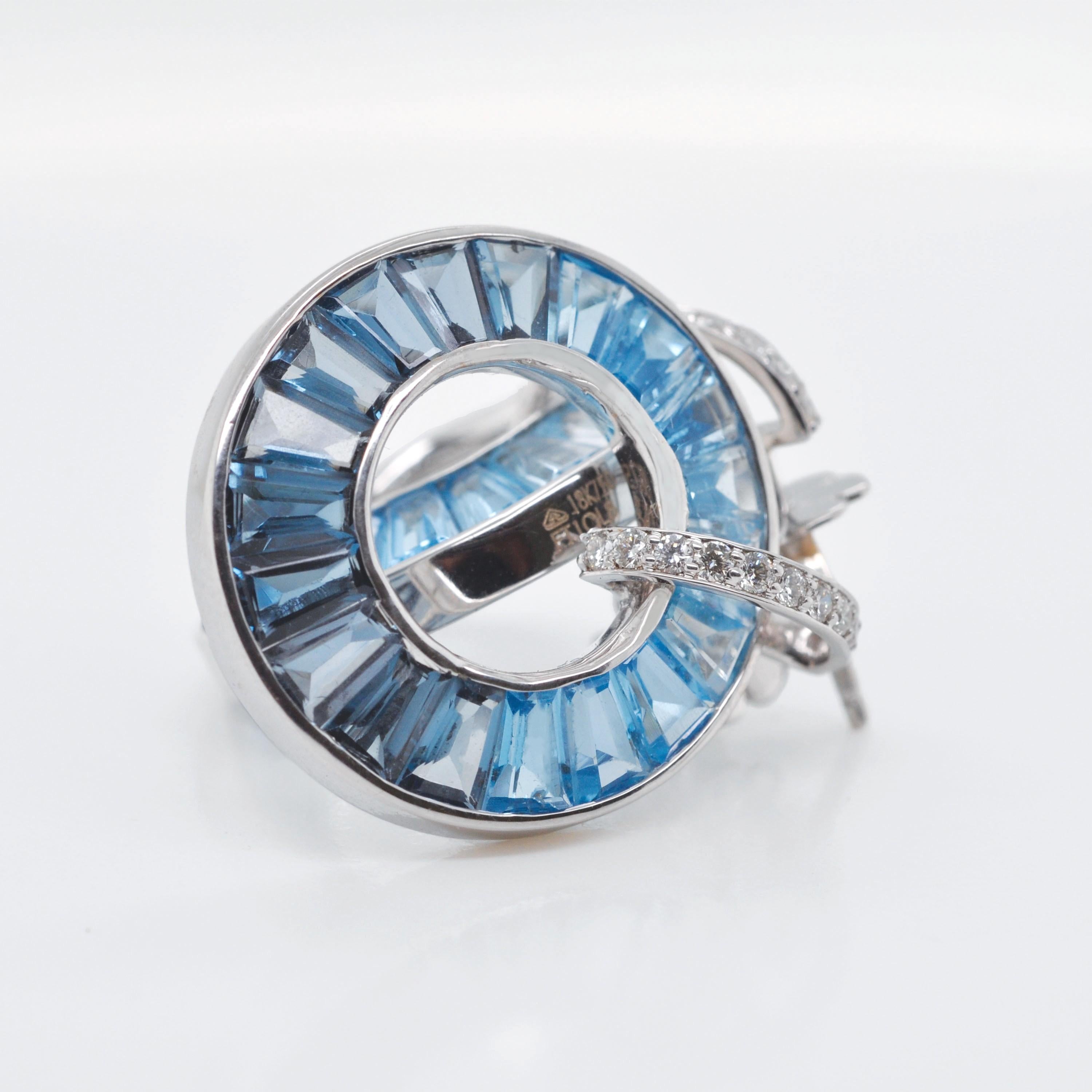 Boucles d'oreilles en or blanc 18 carats avec topaze bleue taillée en canal et diamants en vente 3