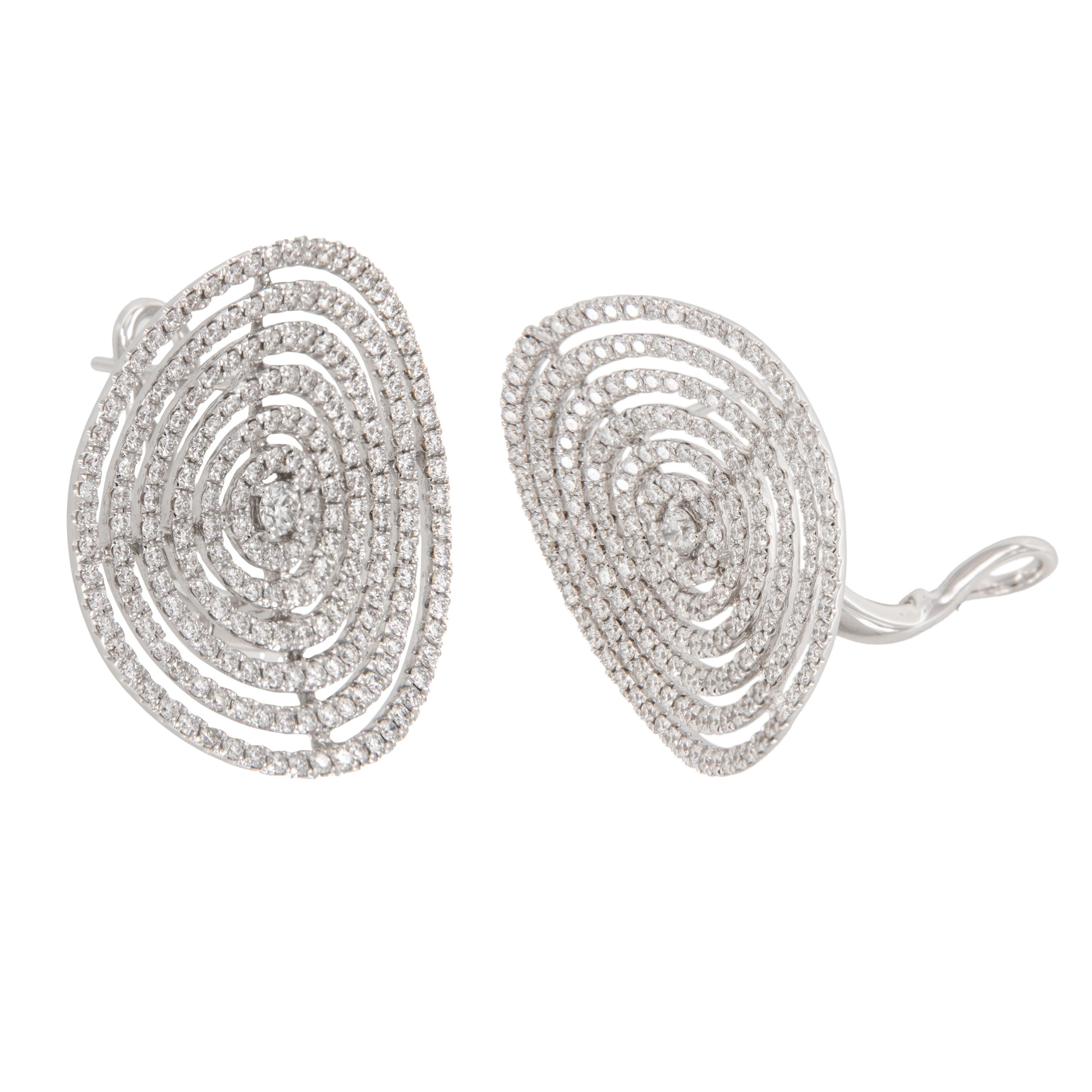 Des boucles d'oreilles qui en jettent ! Ces boucles d'oreilles sculpturales en forme de cercles concentriques ondulés présentent 408 diamants ronds E-F VVS-VS =2,83 Cttw. Elles sont réalisées en or blanc 18 carats et dotées de tenons et de