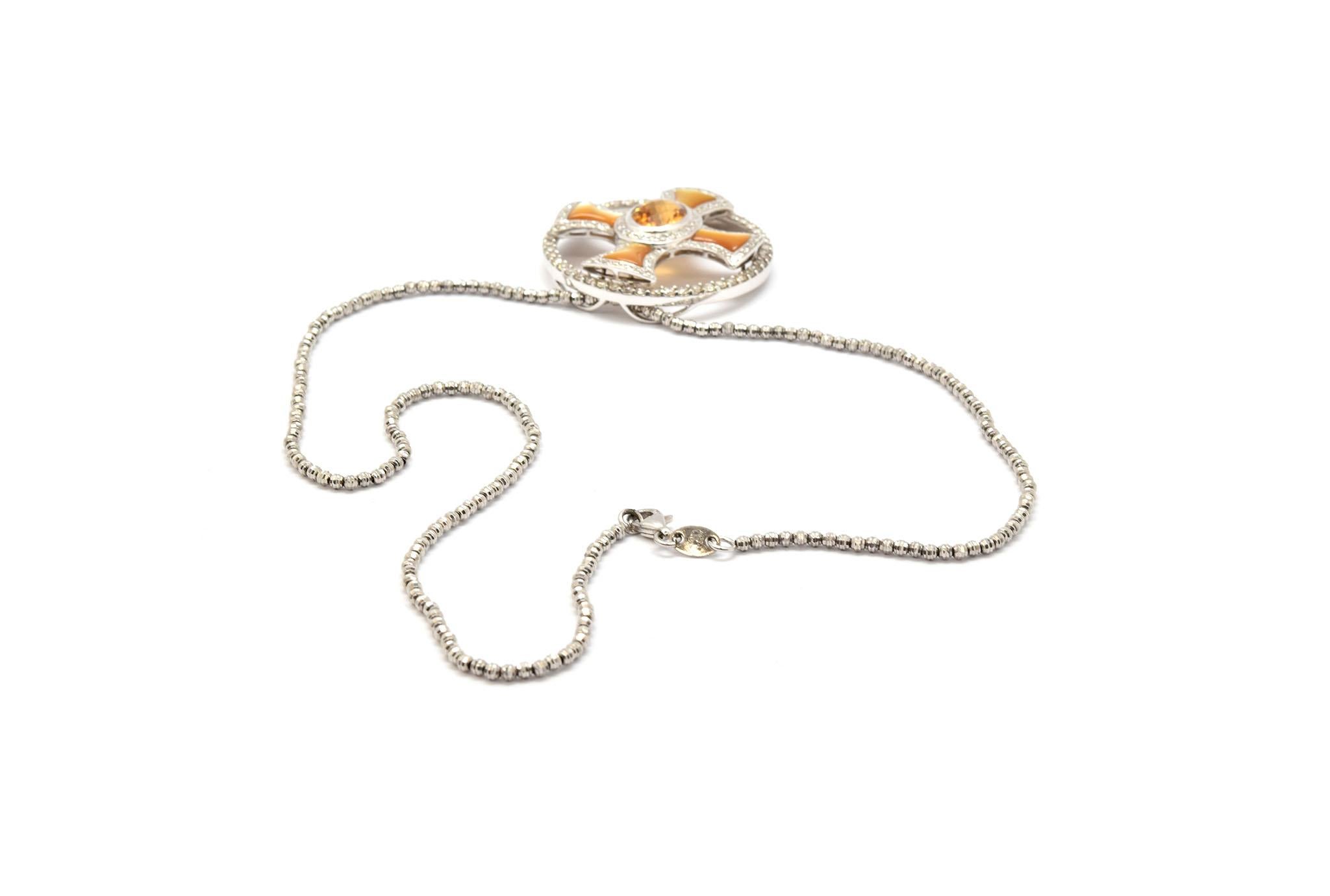 18 Karat Weißgold-Anhänger mit Citrin, orangefarbener Perlmutt und Diamant (Rundschliff) im Angebot
