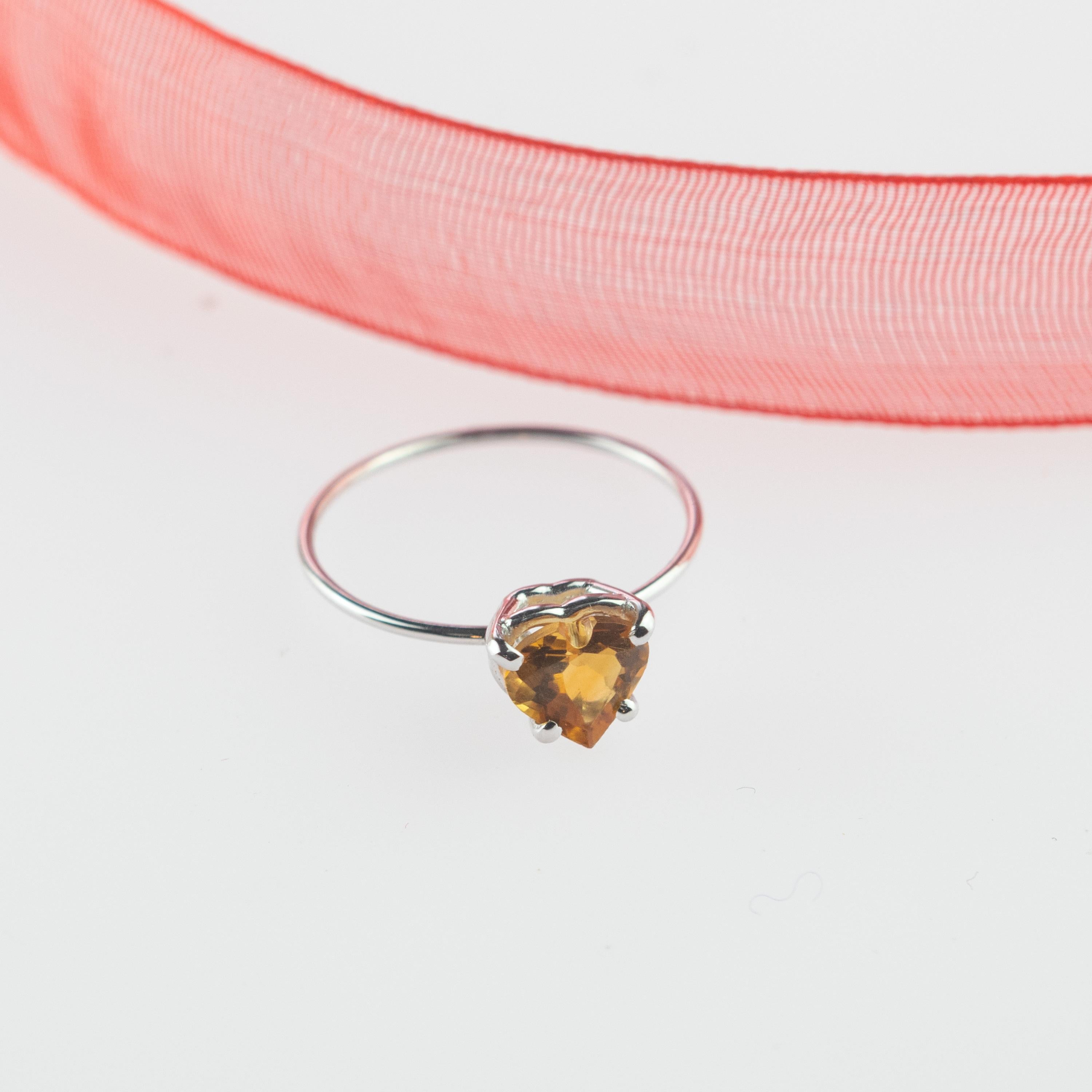 Bague cocktail italienne romantique en or blanc 18 carats, quartz et citrine en forme de cœur jaune en vente 2