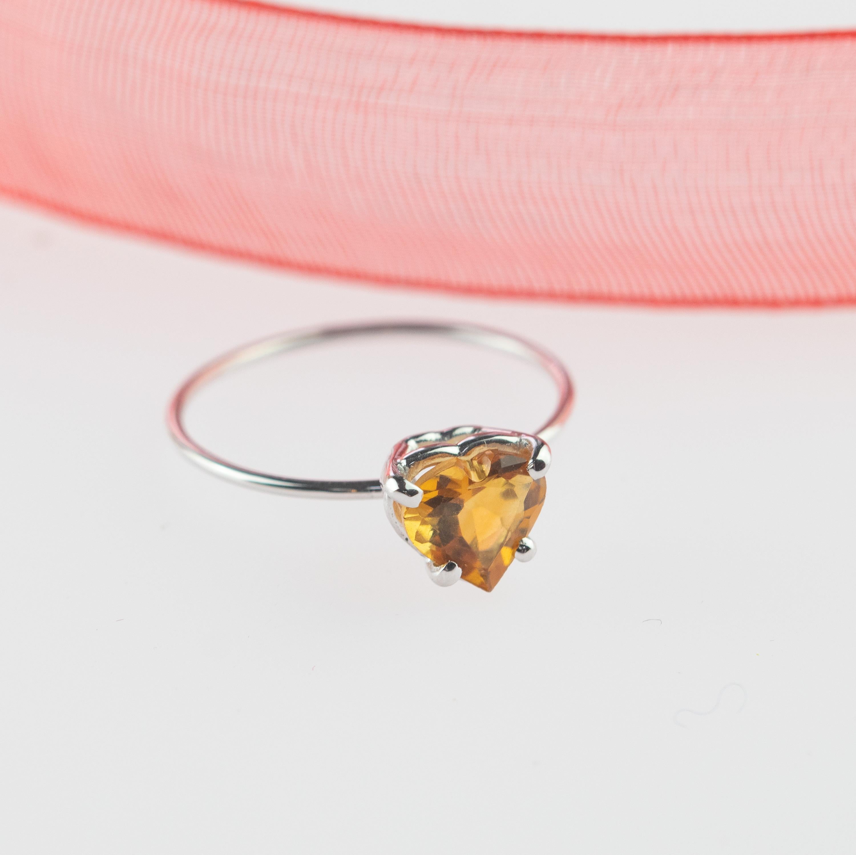 Bague cocktail italienne romantique en or blanc 18 carats, quartz et citrine en forme de cœur jaune en vente 3