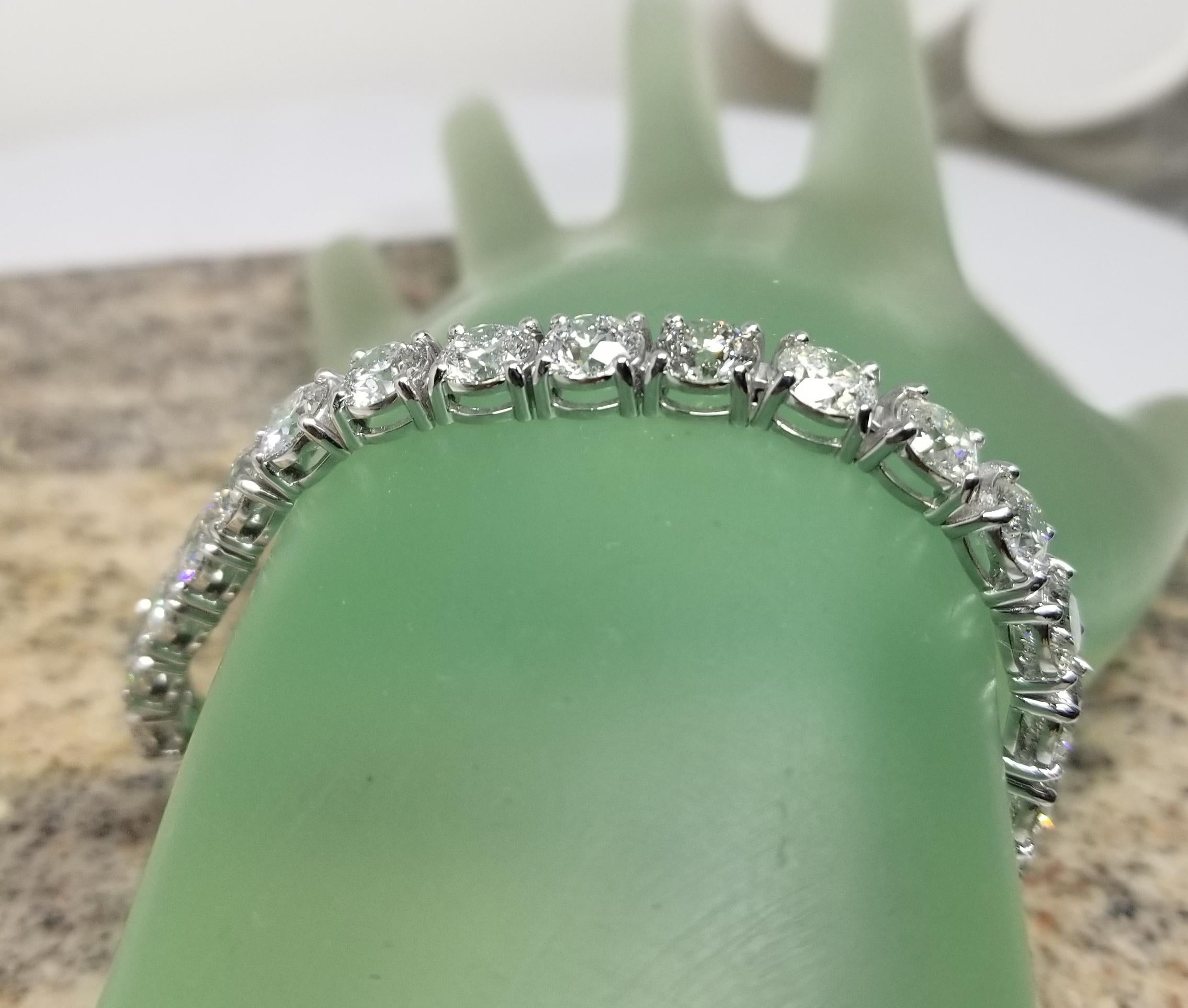 18 Karat White Gold Classic Diamond Tennis Bracelet 20.35 Carat In New Condition In Los Angeles, CA