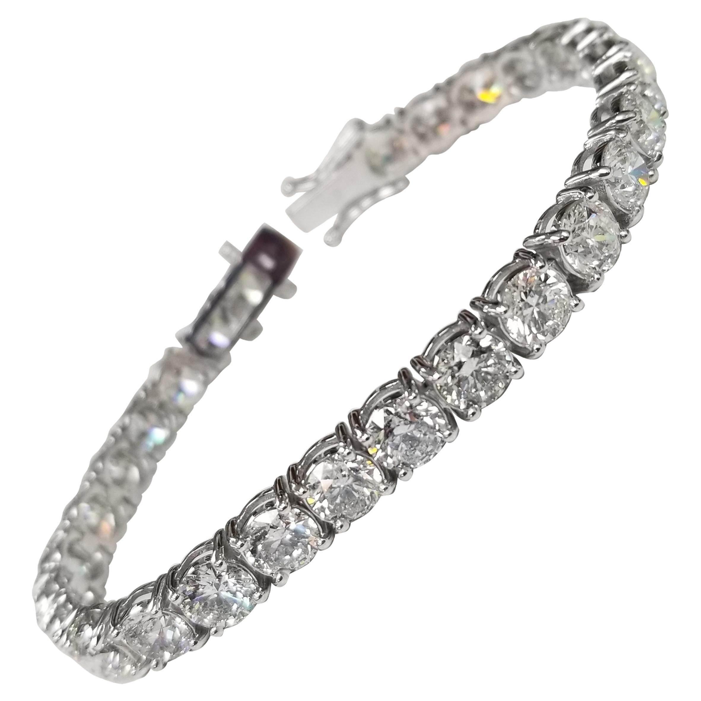 18 Karat White Gold Classic Diamond Tennis Bracelet 20.35 Carat