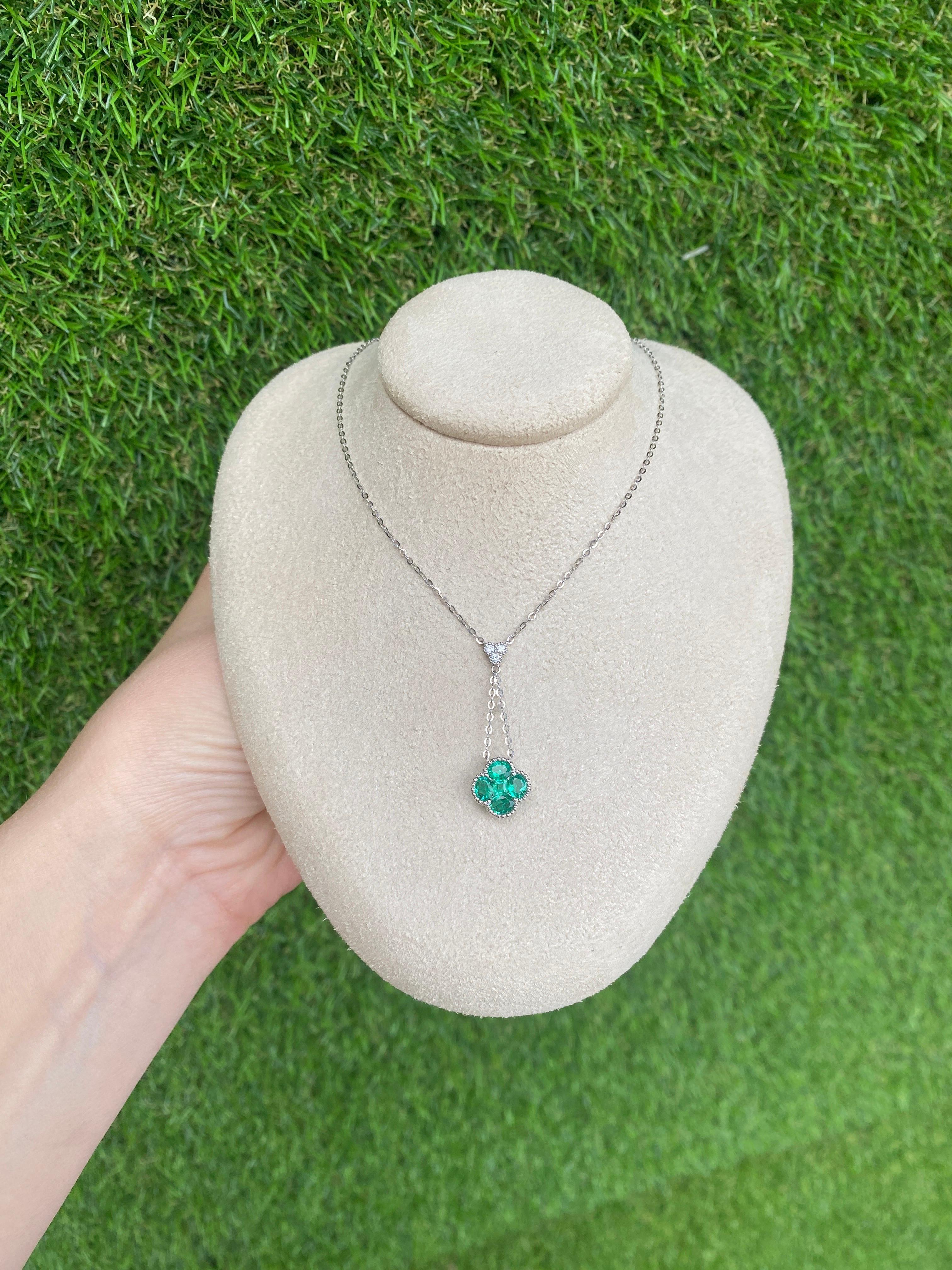 Collier en or blanc 18 carats en forme de trèfle avec émeraudes naturelles et diamants en vente 5