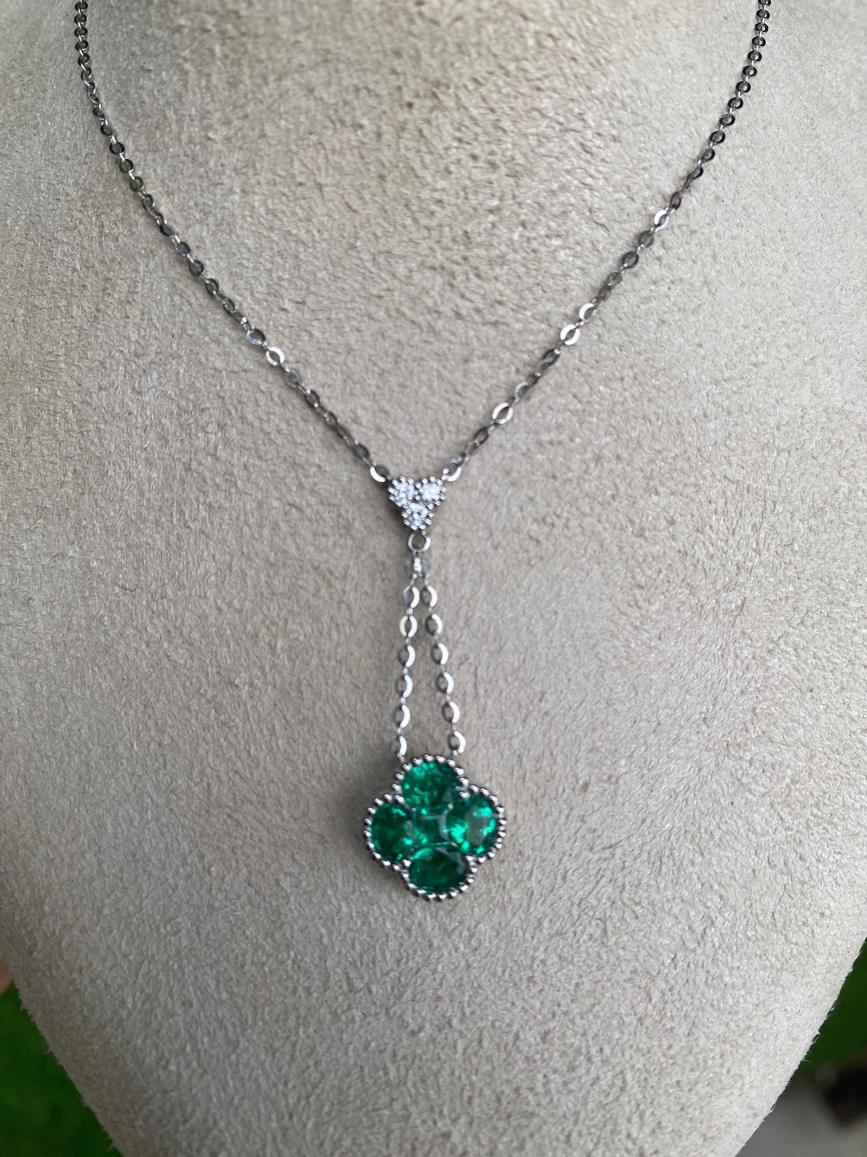 18 Karat White Gold Clover Shaped Natural Emerald and Diamond Drop Necklace For Sale 7