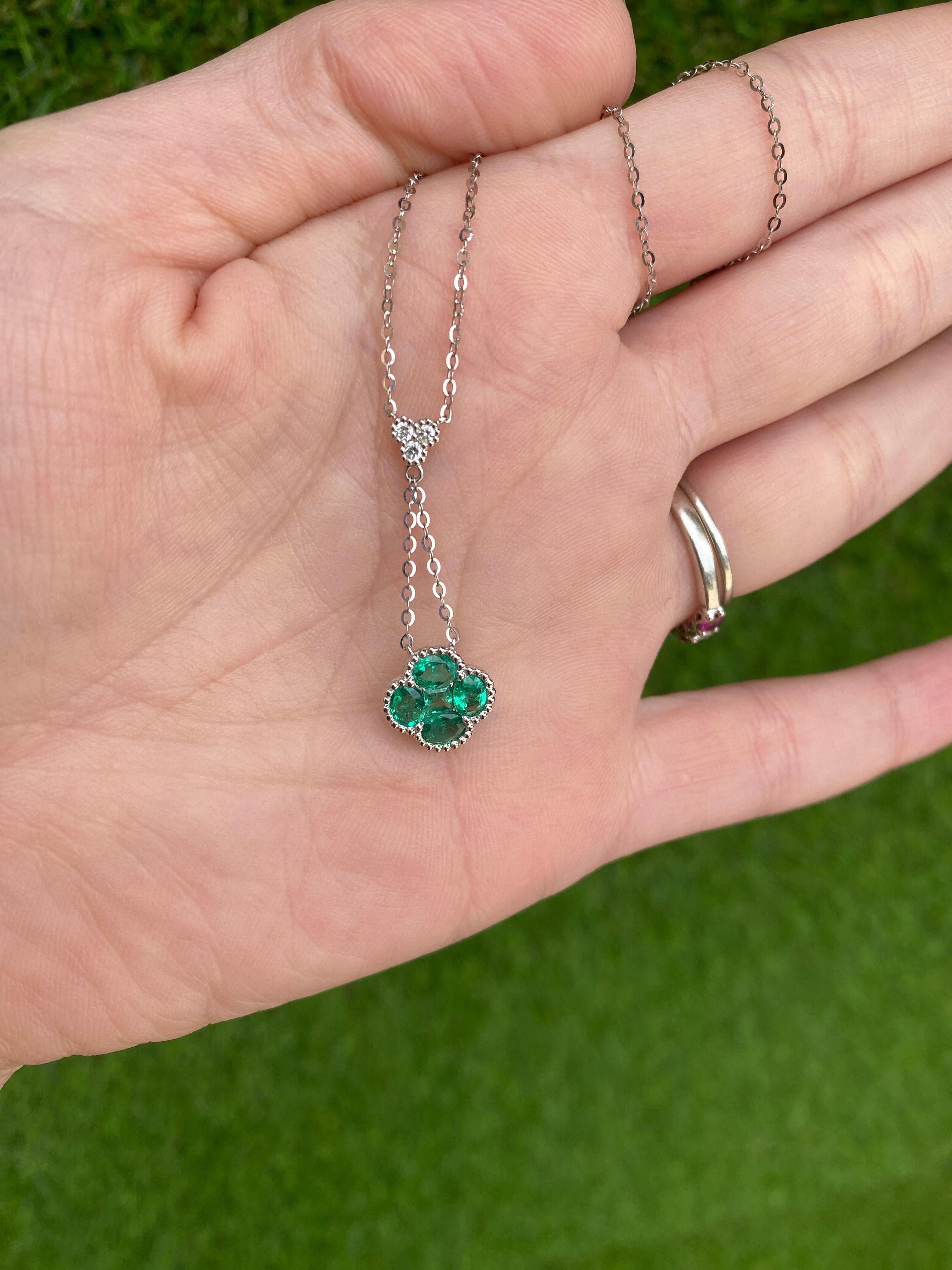 Collier en or blanc 18 carats en forme de trèfle avec émeraudes naturelles et diamants en vente 8