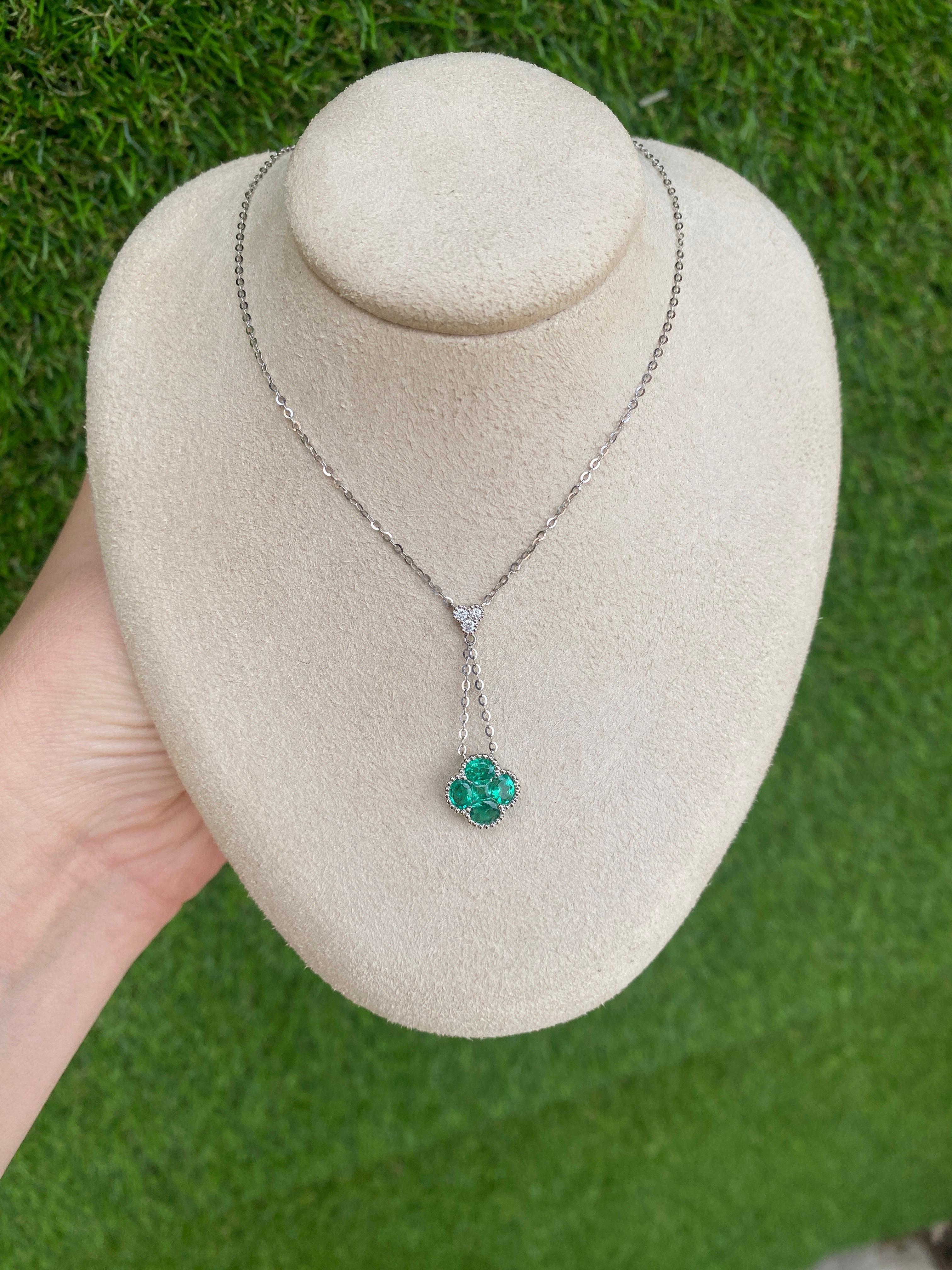 18 Karat White Gold Clover Shaped Natural Emerald and Diamond Drop Necklace For Sale 10
