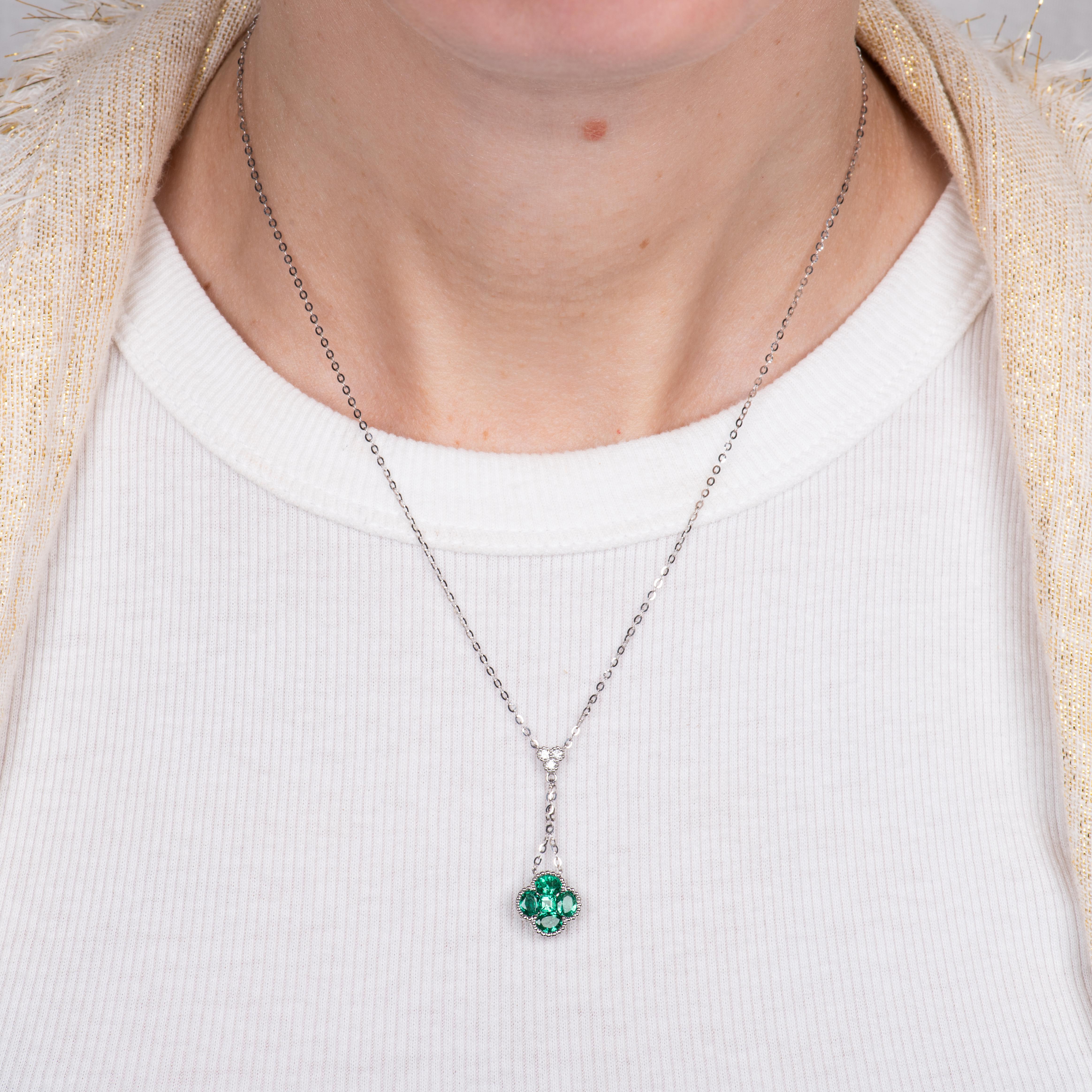 Taille ovale Collier en or blanc 18 carats en forme de trèfle avec émeraudes naturelles et diamants en vente
