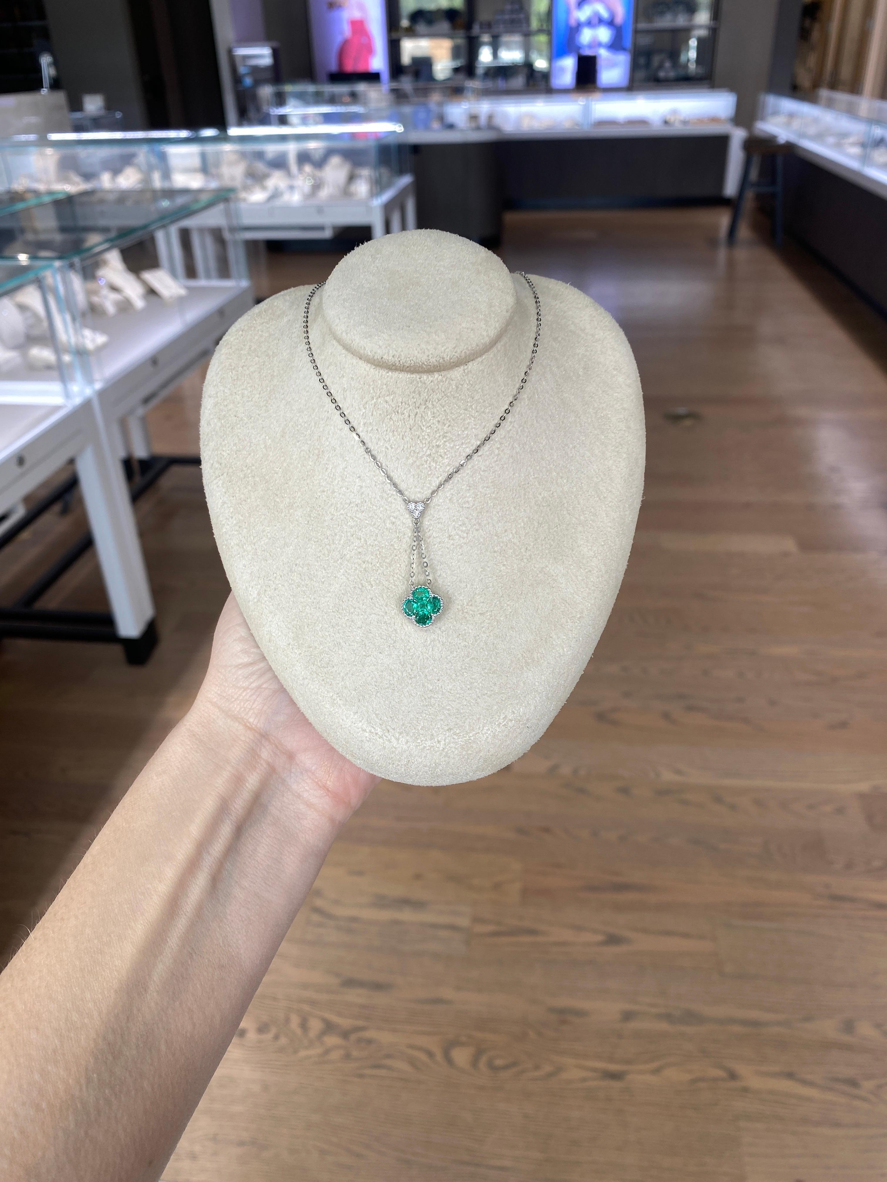 18 Karat White Gold Clover Shaped Natural Emerald and Diamond Drop Necklace In New Condition For Sale In Houston, TX