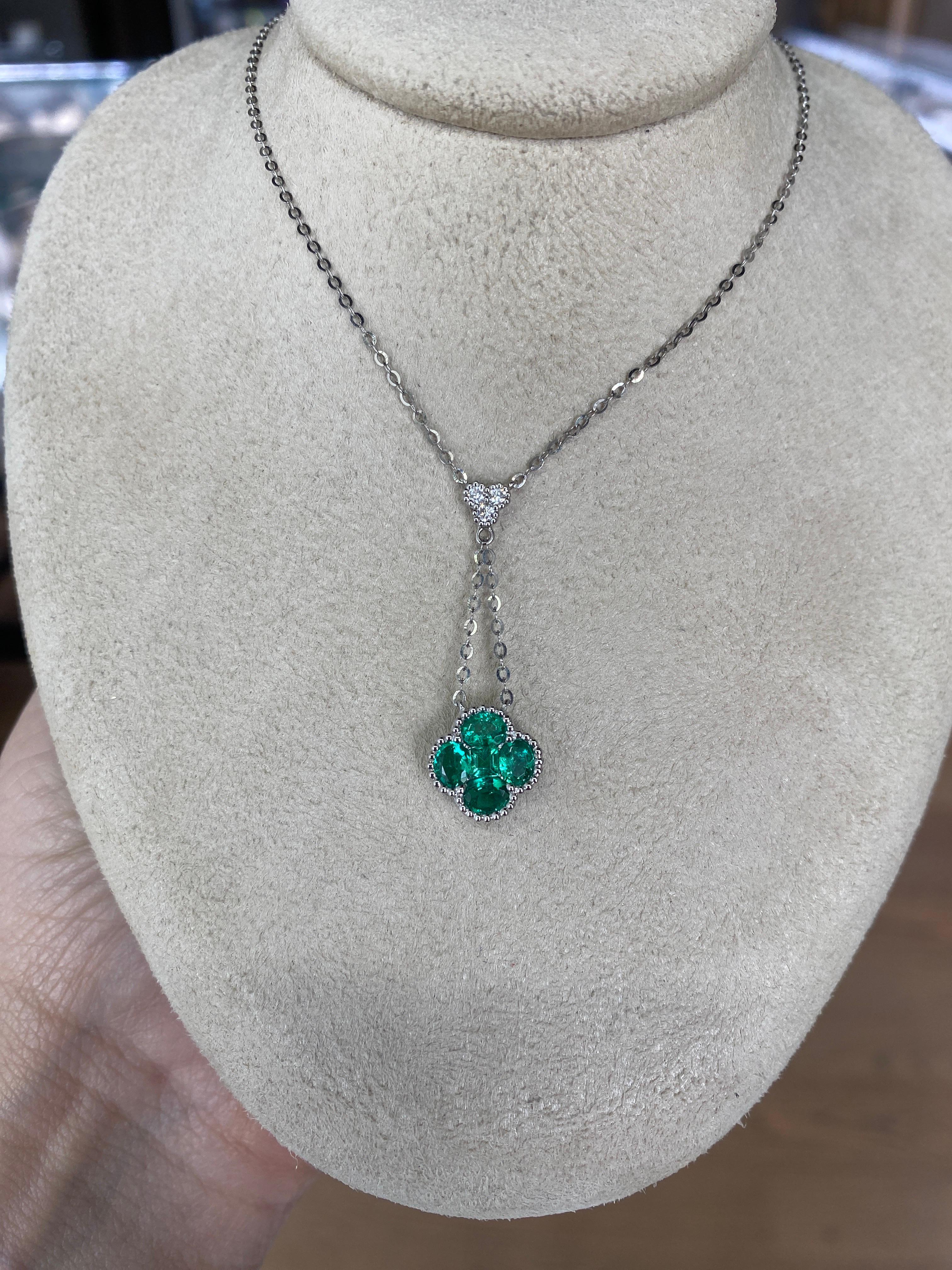18 Karat White Gold Clover Shaped Natural Emerald and Diamond Drop Necklace For Sale 2