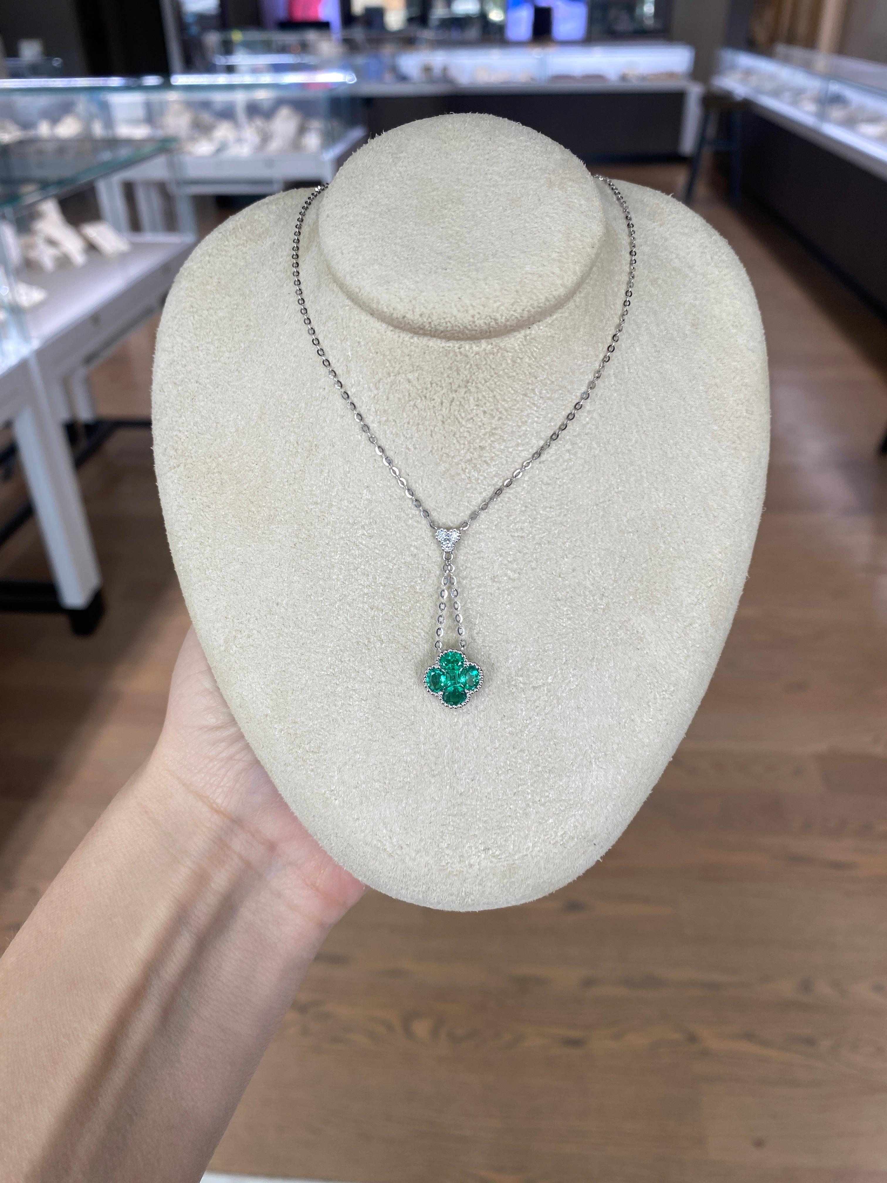 Collier en or blanc 18 carats en forme de trèfle avec émeraudes naturelles et diamants en vente 3