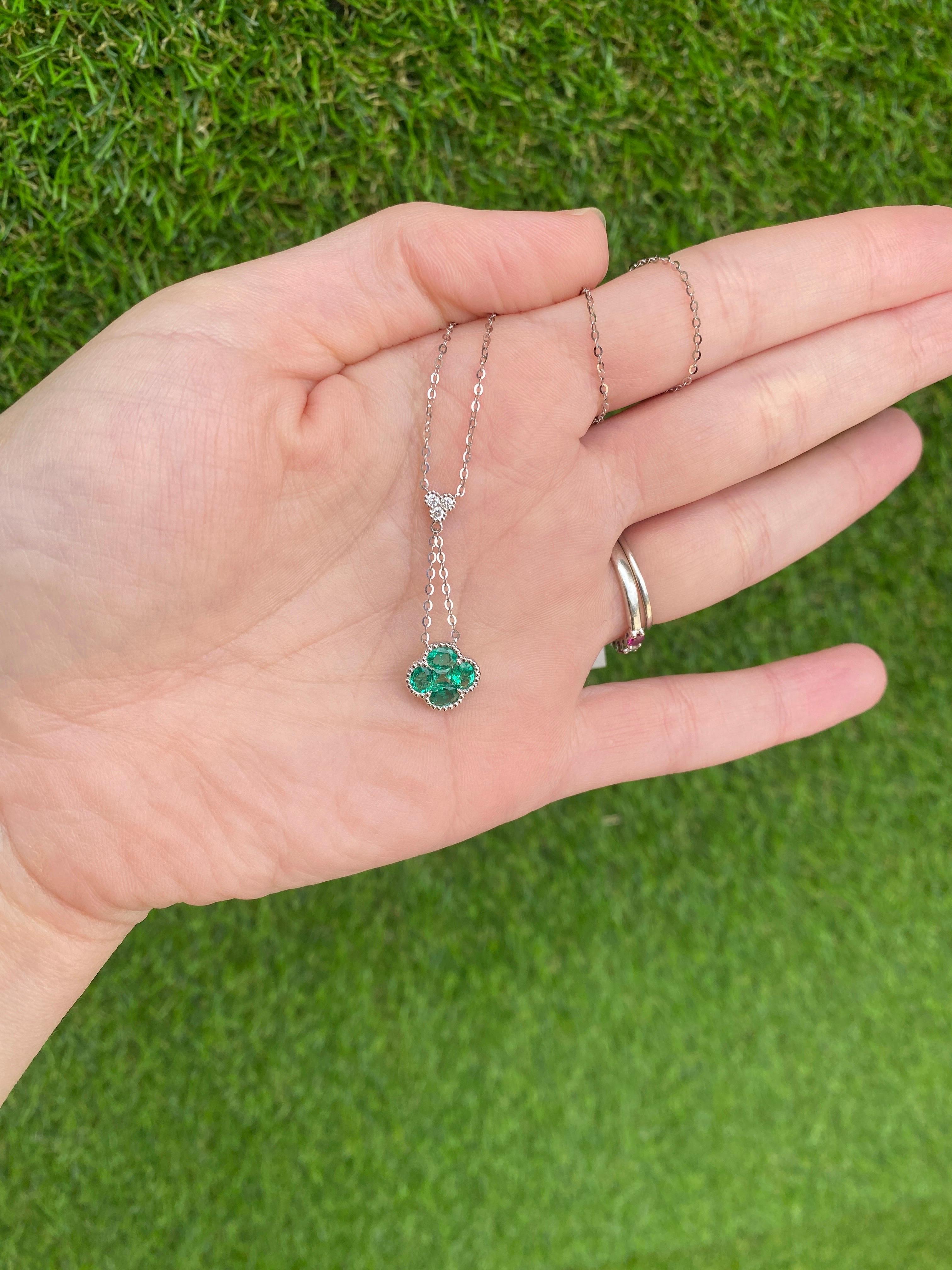 Collier en or blanc 18 carats en forme de trèfle avec émeraudes naturelles et diamants en vente 4