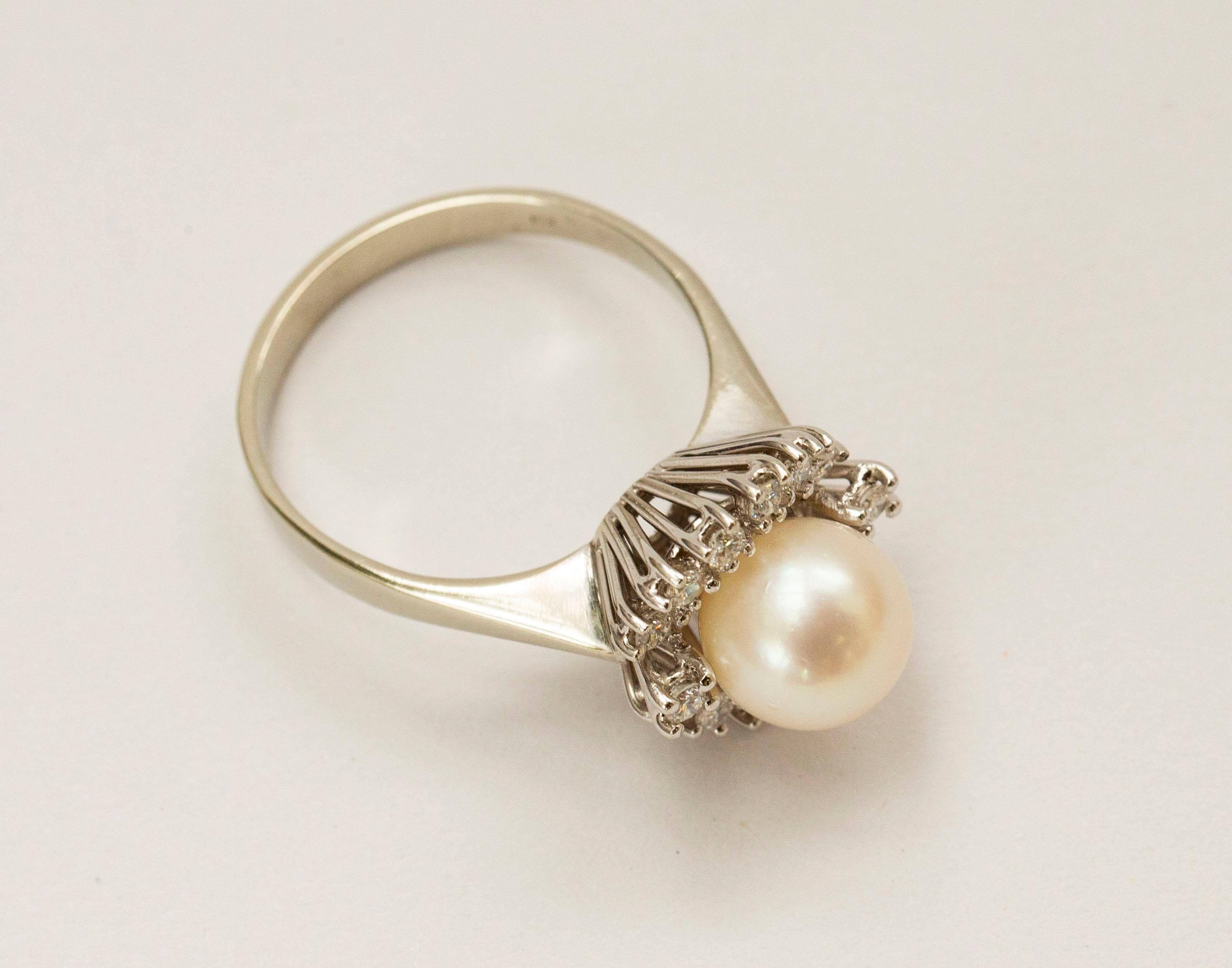 Modern 18 Karat White Gold Cluster / Entourage Ring with Natural Pearl and Diamonds For Sale