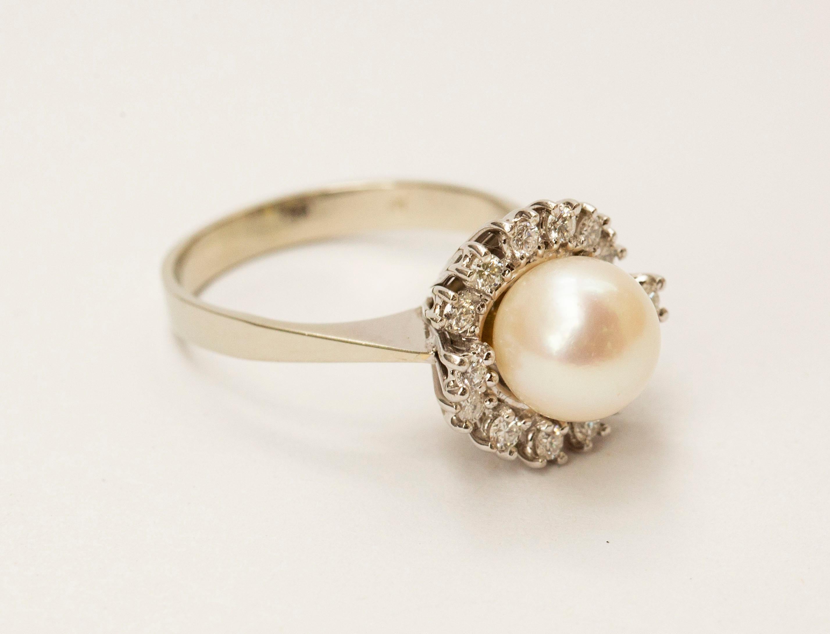 Brilliant Cut 18 Karat White Gold Cluster / Entourage Ring with Natural Pearl and Diamonds For Sale