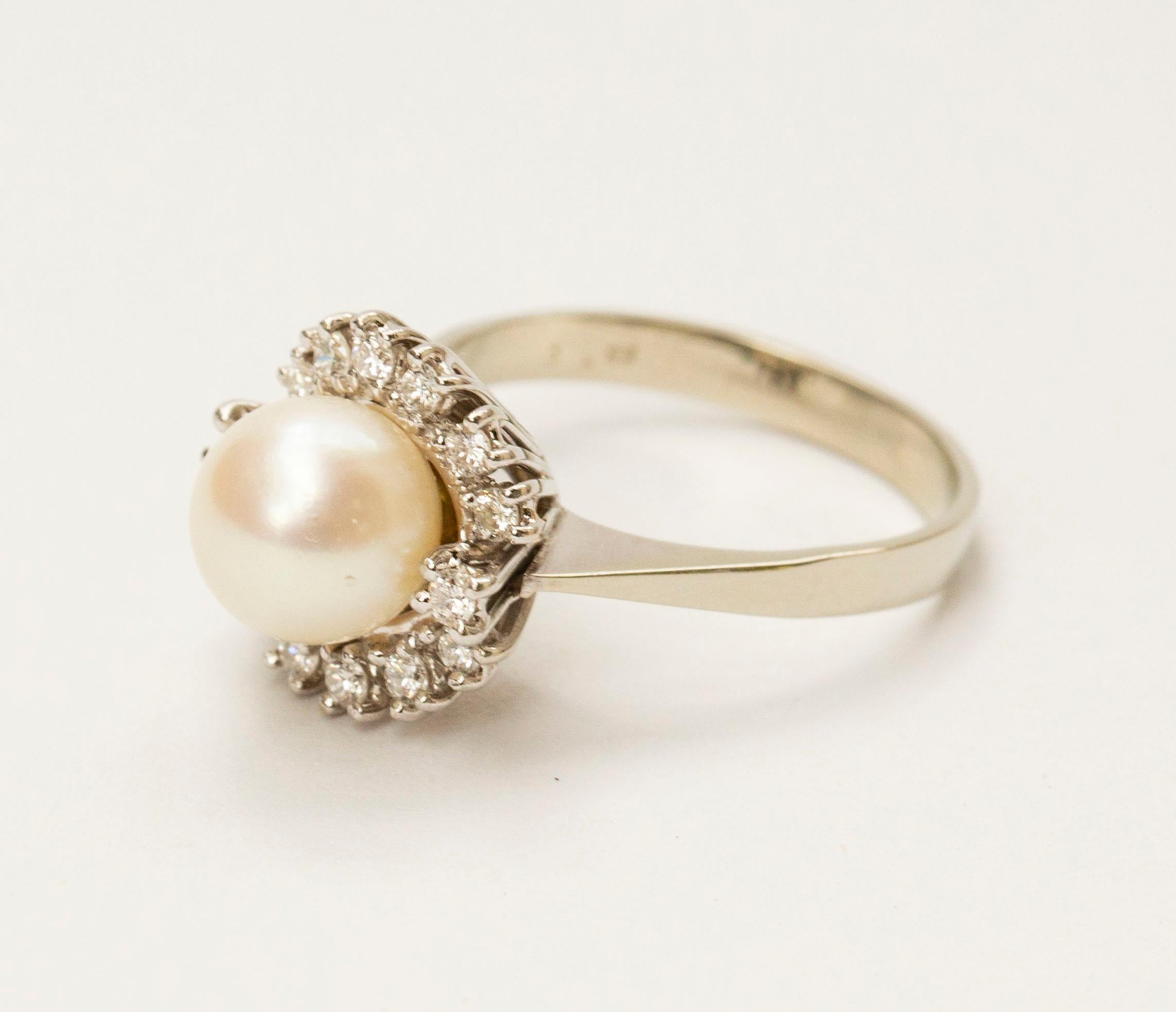 18 Karat White Gold Cluster / Entourage Ring with Natural Pearl and Diamonds In Good Condition For Sale In Arnhem, NL