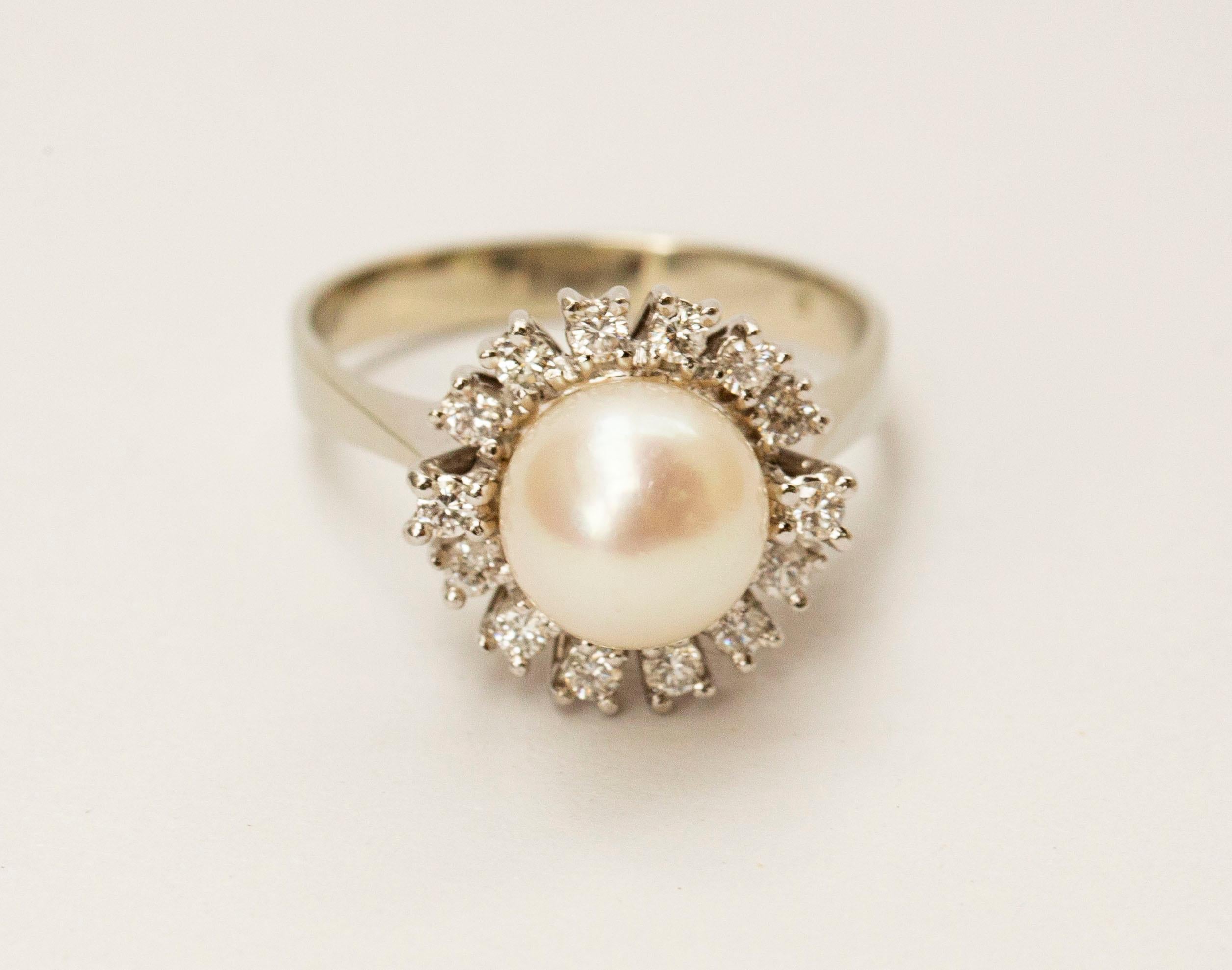 Bague grappe / entourage en or blanc 18 carats avec perles naturelles et diamants Unisexe en vente