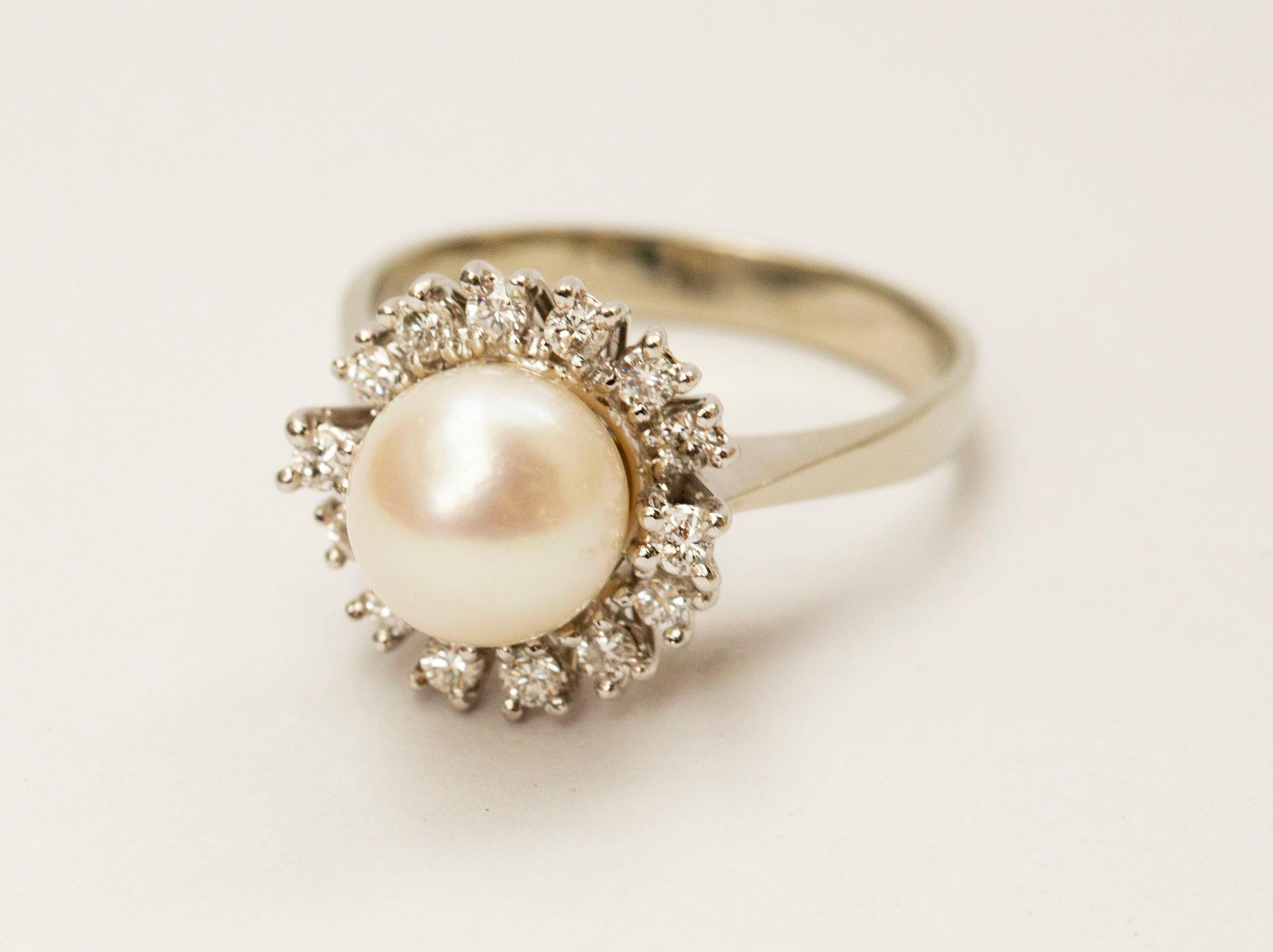 18 Karat White Gold Cluster / Entourage Ring with Natural Pearl and Diamonds For Sale 1