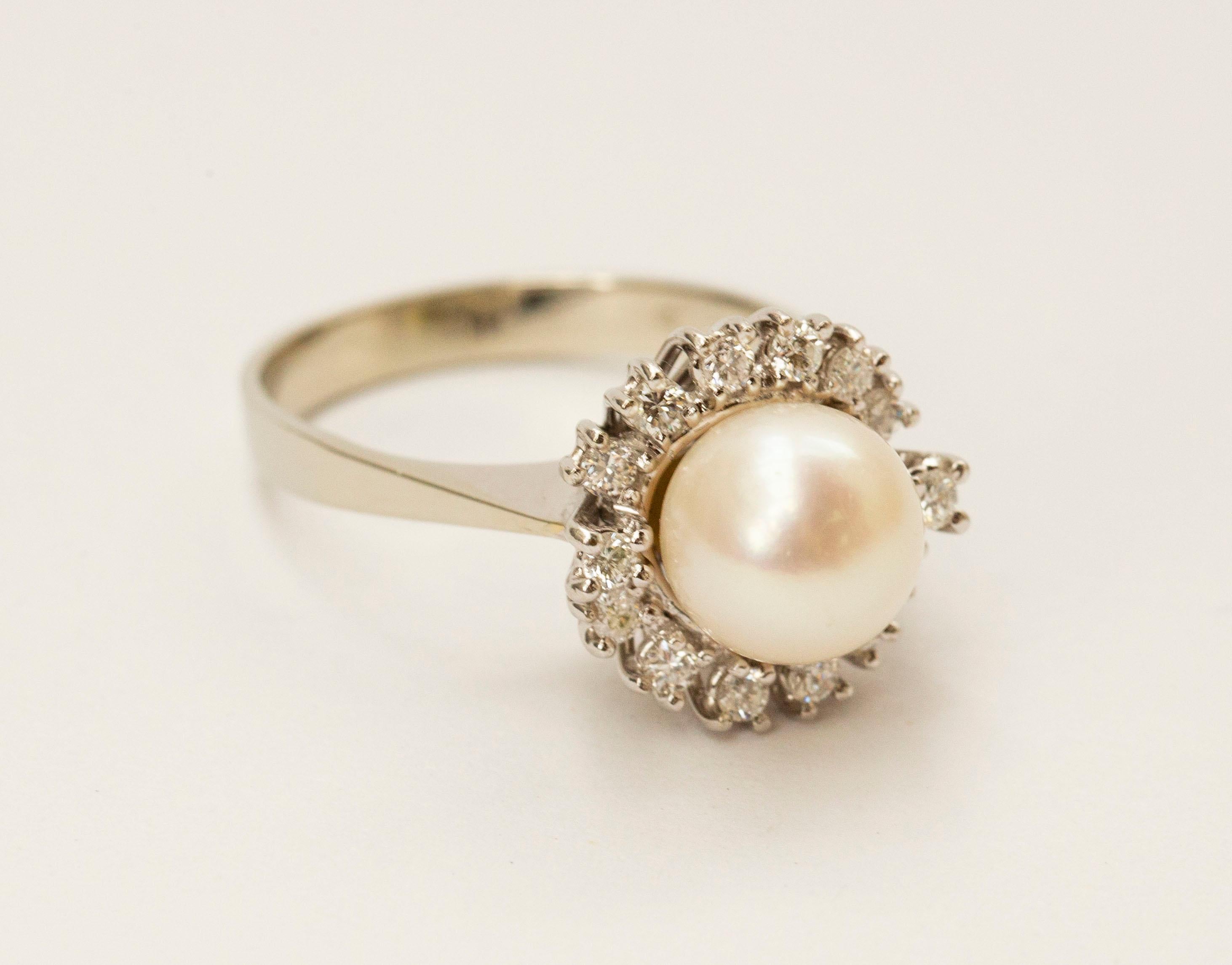 18 Karat White Gold Cluster / Entourage Ring with Natural Pearl and Diamonds For Sale 2