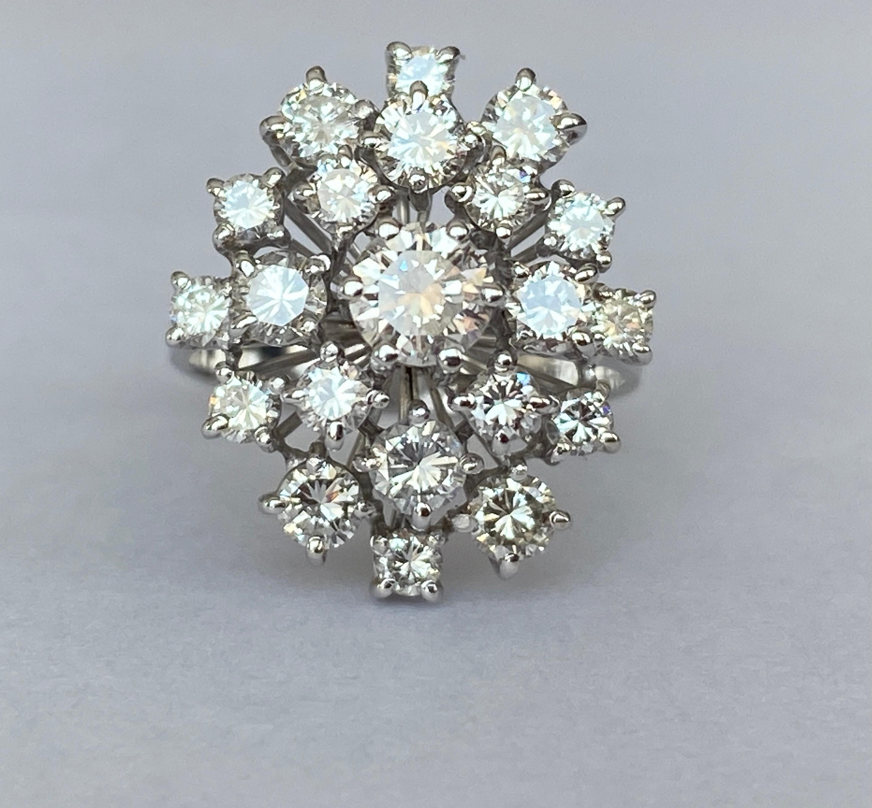 Offered in good condition, rosette ring in 18 kt white gold, with 1 brilliant cut diamond of approx. 0.38 ct of quality F/VVS and 20pieces of brilliant cut diamonds, approx. 3.10 ct in total, of quality F-H/VVS/VS.  Totally ca 3.48 ct. Absolutely