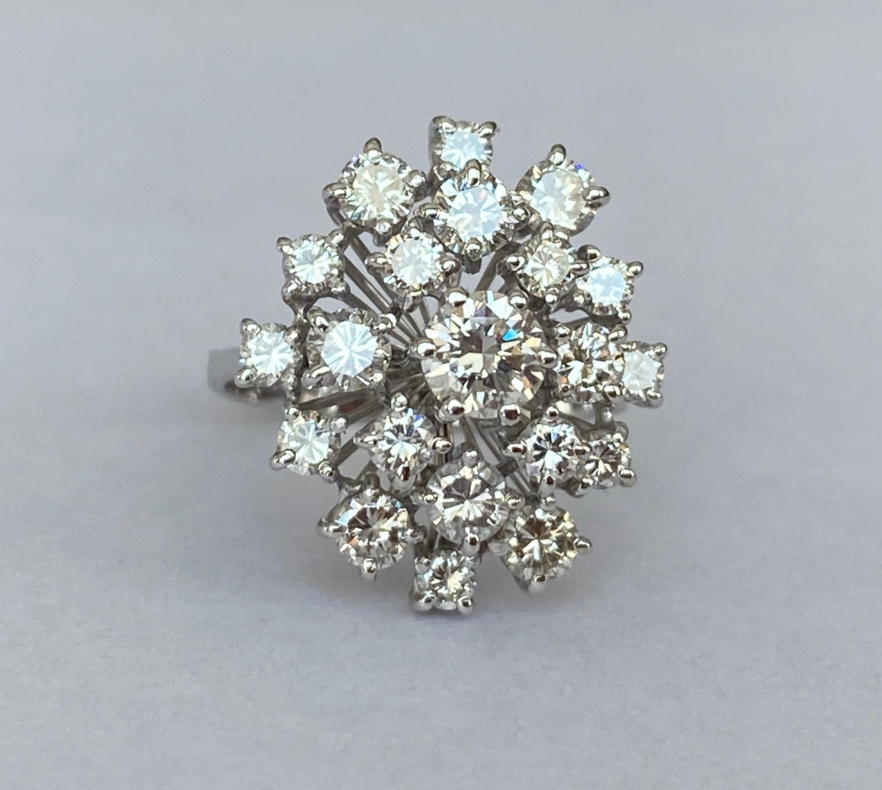 18 Karat White Gold Cluster Ring with 3.48 ct Diamonds In Excellent Condition In AMSTERDAM, NL