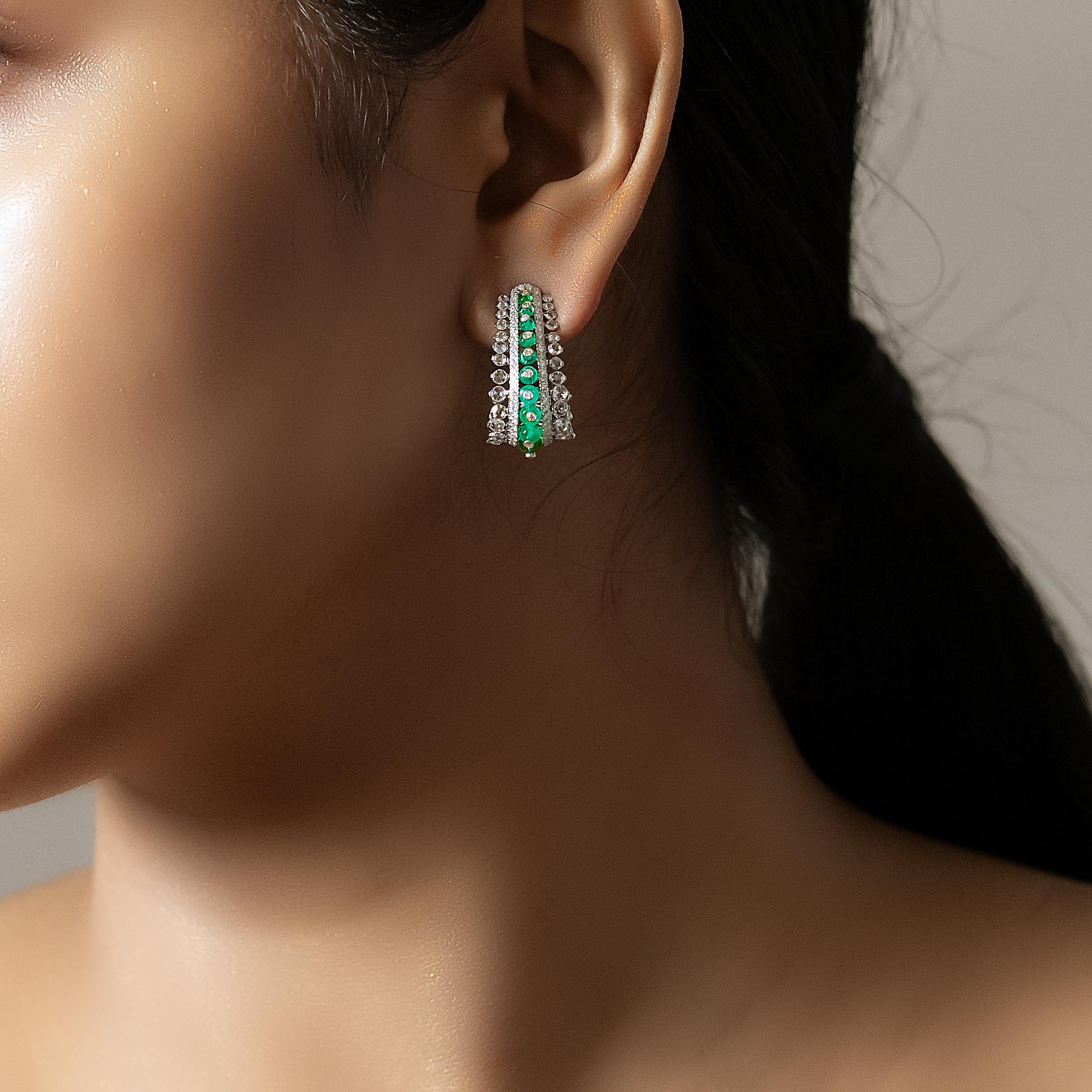 18 Karat White Gold Columbian Emerald and Diamond Earrings In New Condition For Sale In Mumbai, Maharashtra