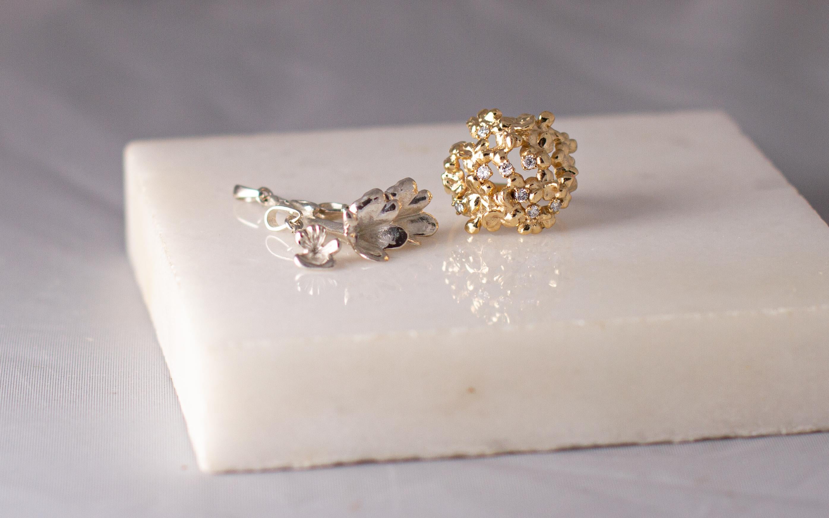 Le pendentif en or blanc 18 carats, Bindweed, appartient à la collection de bijoux Blossom conçue par l'artiste peintre Polya Medvedeva, basée à Berlin. La collection a été présentée dans Vogue et Harper's Bazaar UA, et ce pendentif est une pièce en