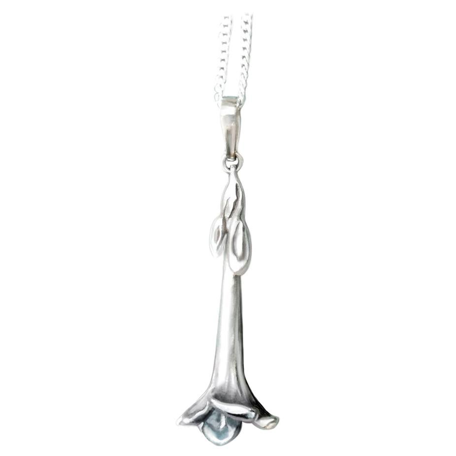 Collier pendentif contemporain Bindweed en or blanc dix-huit carats en vente