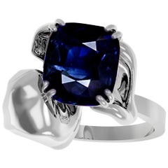Anillo de novia contemporáneo de oro blanco de dieciocho quilates con zafiro en cojín