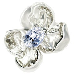 Broche contemporaine en or blanc dix-huit carats avec saphir bleu clair