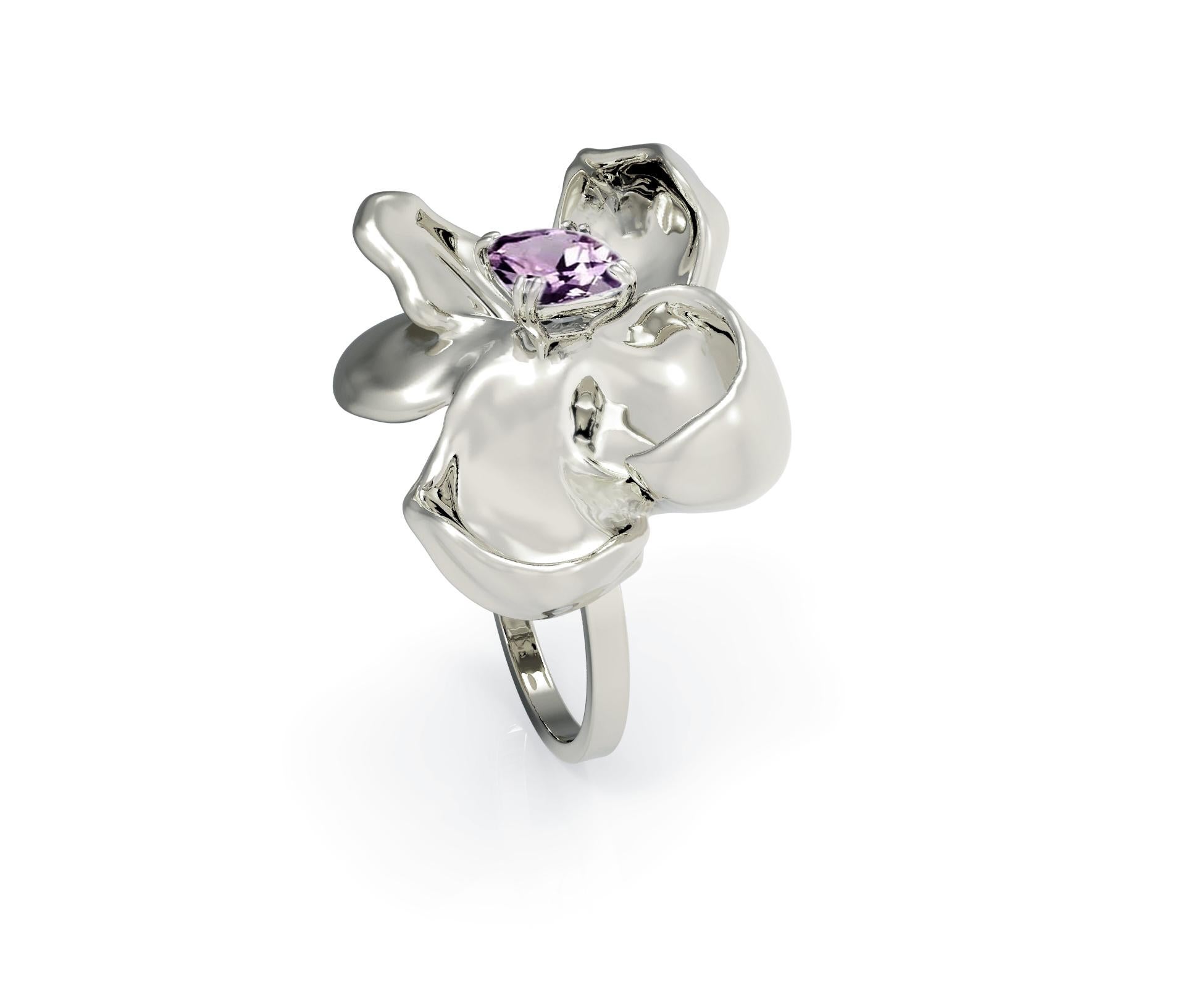18 Karat White Gold Contemporary Cocktail Ring with Berry Spinel by Artist For Sale 2