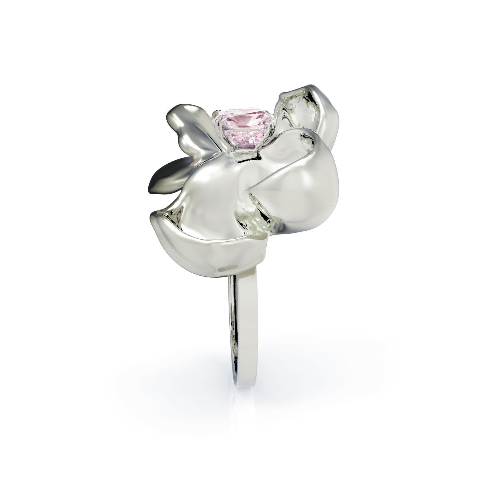 White Gold Contemporary Cocktail Engagement Ring with Light Purple Spine In New Condition For Sale In Berlin, DE