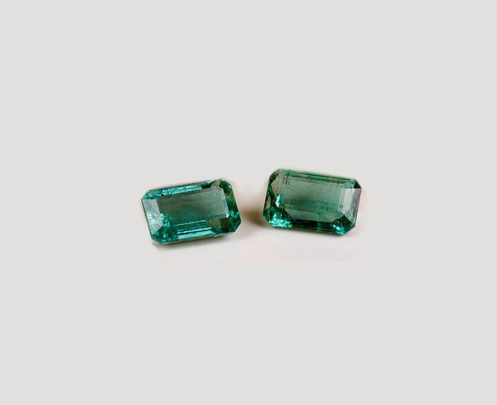 Karat White Gold Contemporary Stud Earrings with Natural Emeralds For Sale 1