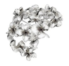 Broche contemporaine en or blanc dix-huit carats à fleurs d'hortensia avec diamants