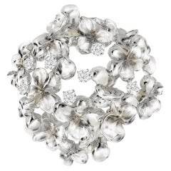 Broche contemporaine en or blanc dix-huit carats à fleurs d'hortensia avec diamants