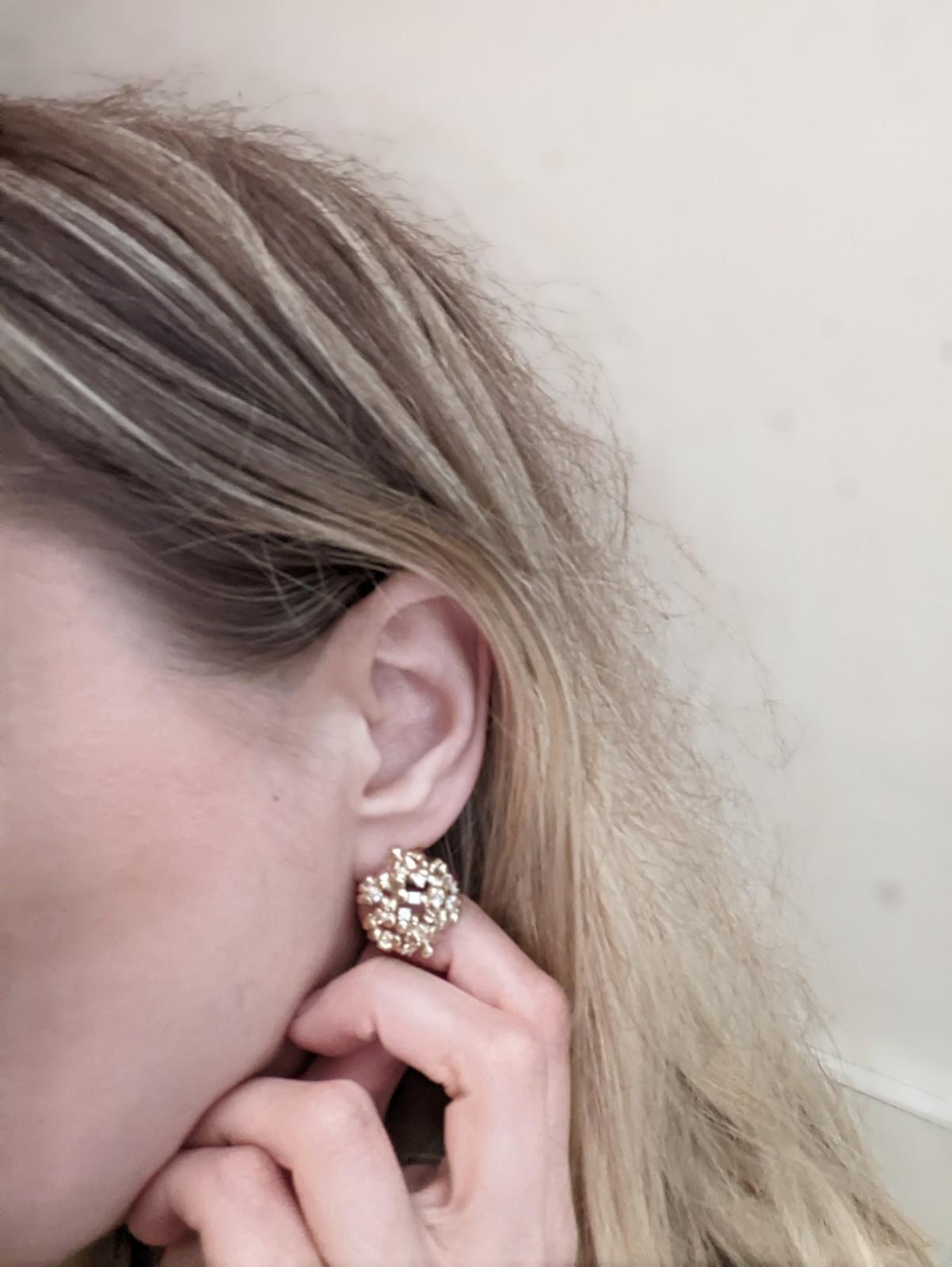 Taille ronde Clips d'oreilles contemporains en or blanc 18 carats en forme d'hortensia avec diamants en vente