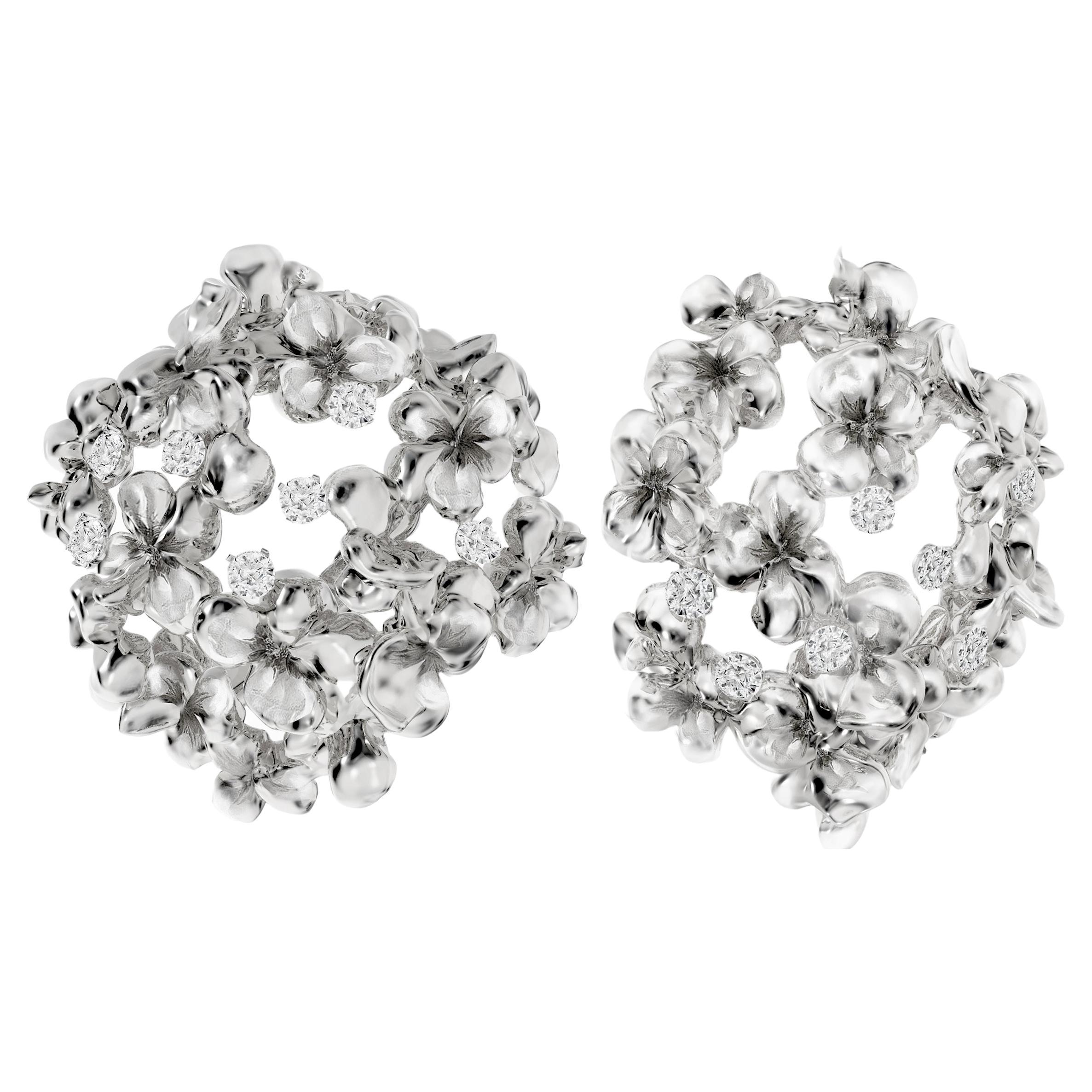Clips d'oreilles contemporains en or blanc 18 carats en forme d'hortensia avec diamants en vente