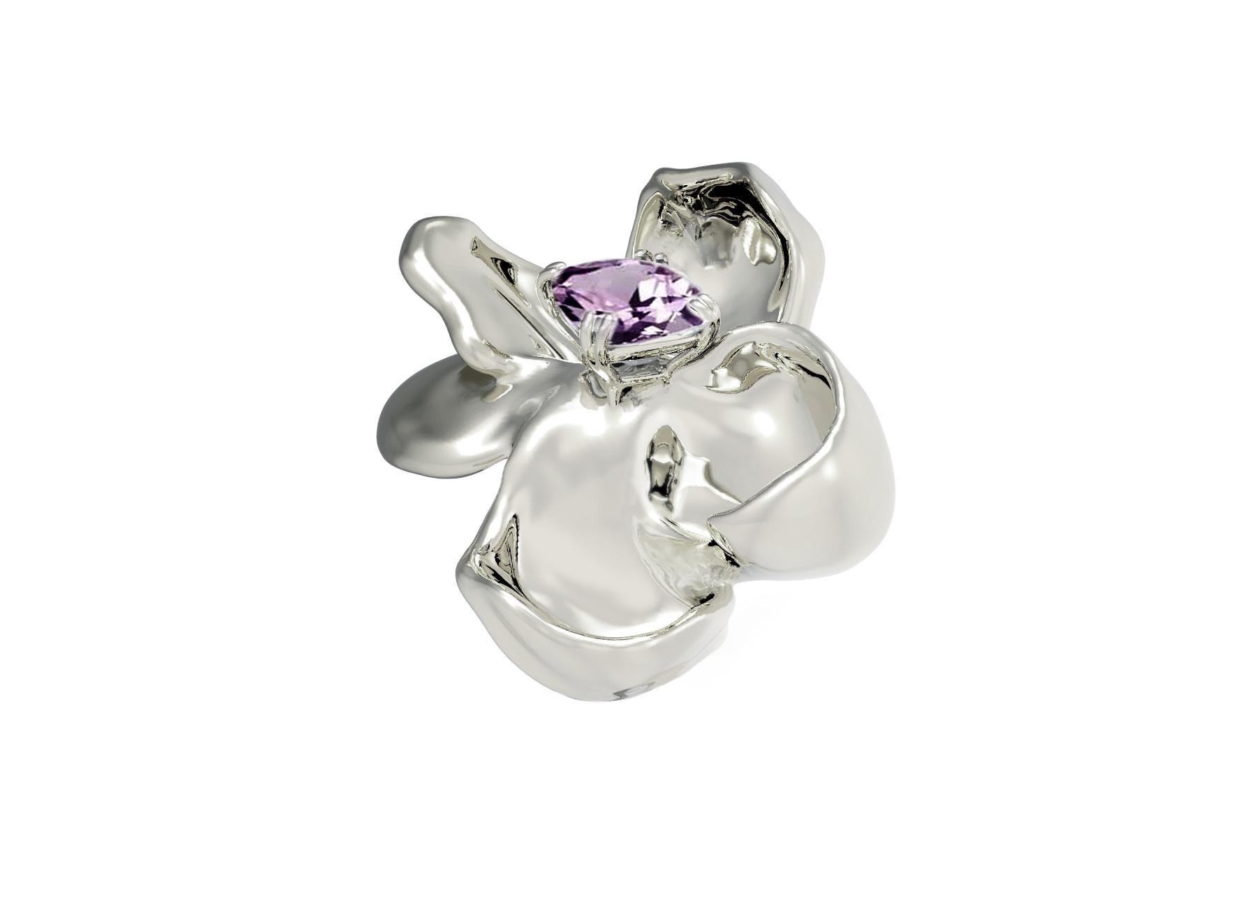 Donna Spilla Magnolia contemporanea in oro bianco 18 carati con spinello lavanda inchiostro in vendita