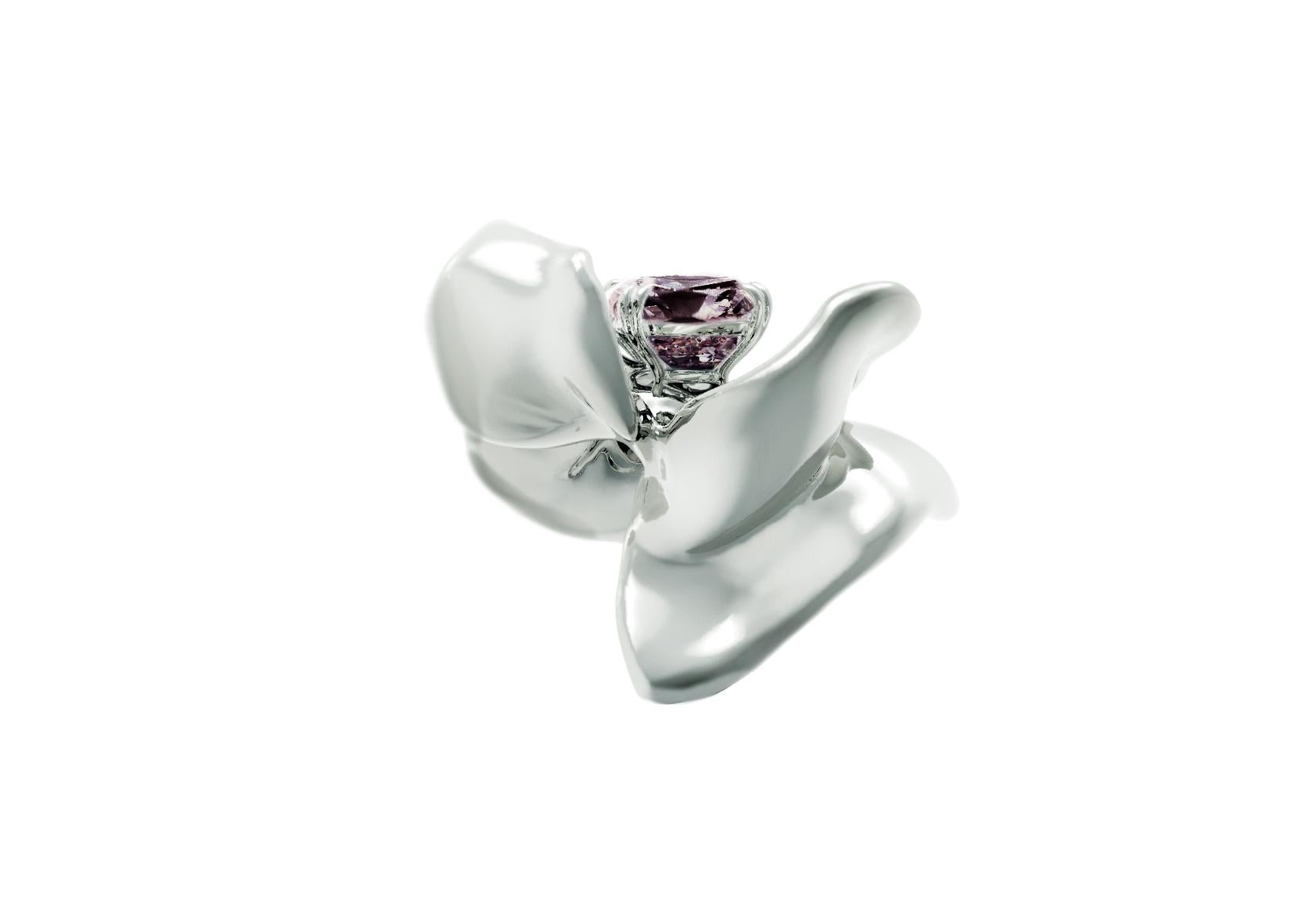 Eighteen Karat White Gold Contemporary Magnolia Brooch with Ink Purple Spinel In New Condition For Sale In Berlin, DE