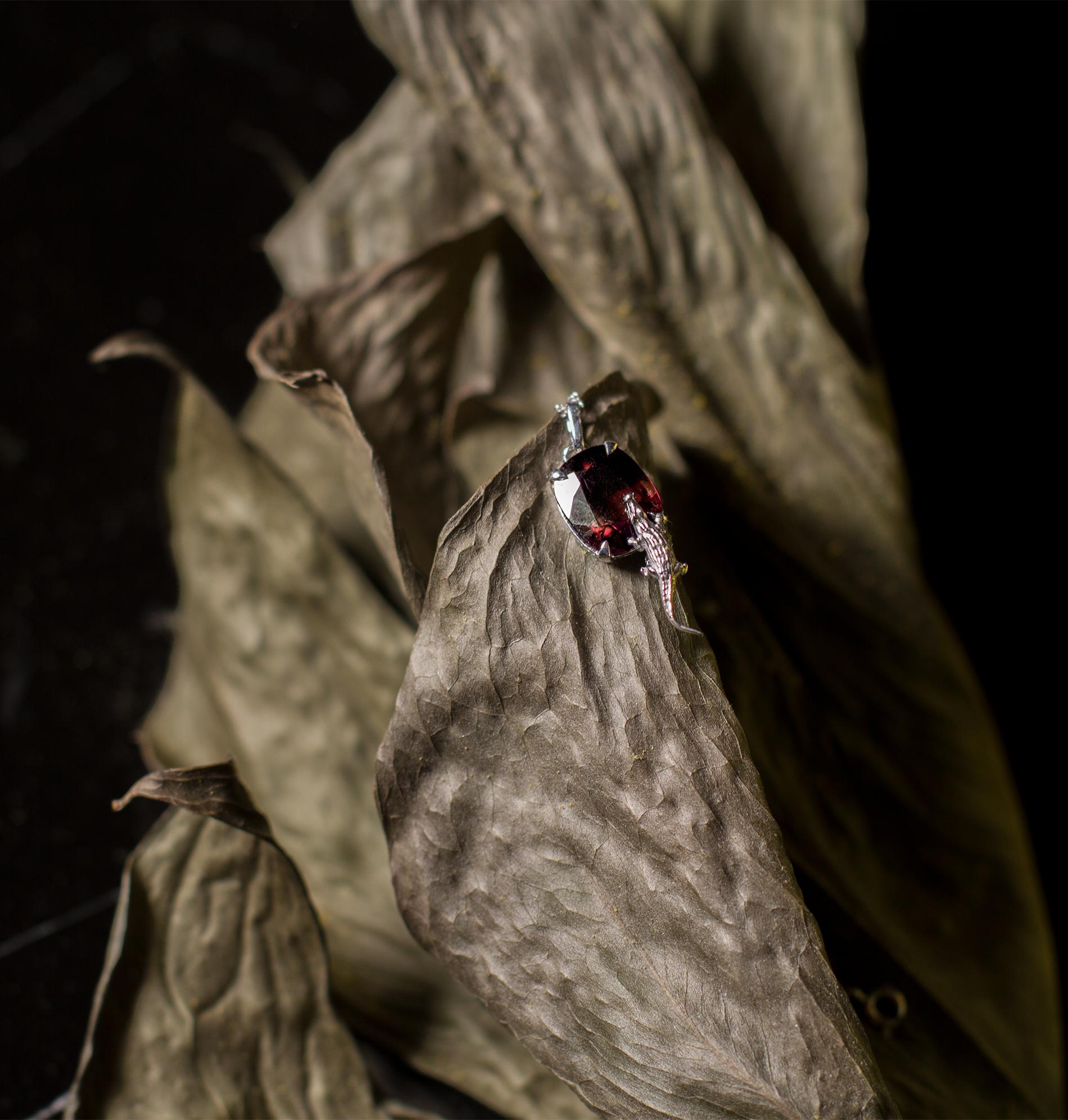 Ottagono Collana contemporanea in oro bianco con zaffiro rosso in vendita