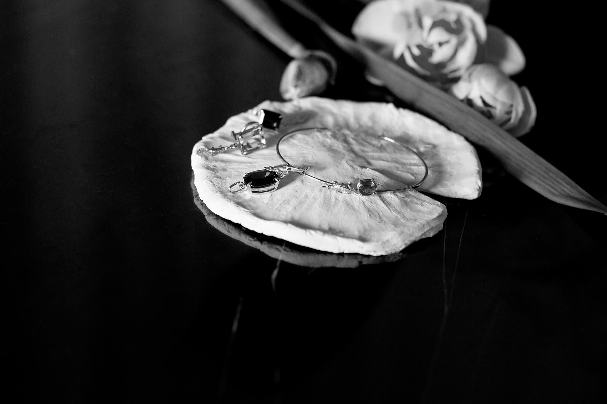 White Gold Contemporary Pendant Necklace with Four Carats Sapphire In New Condition For Sale In Berlin, DE
