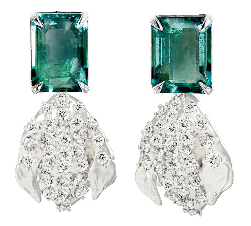 Boucles d'oreilles contemporaines en or blanc avec émeraudes vertes et soixante-deux diamants Unisexe en vente